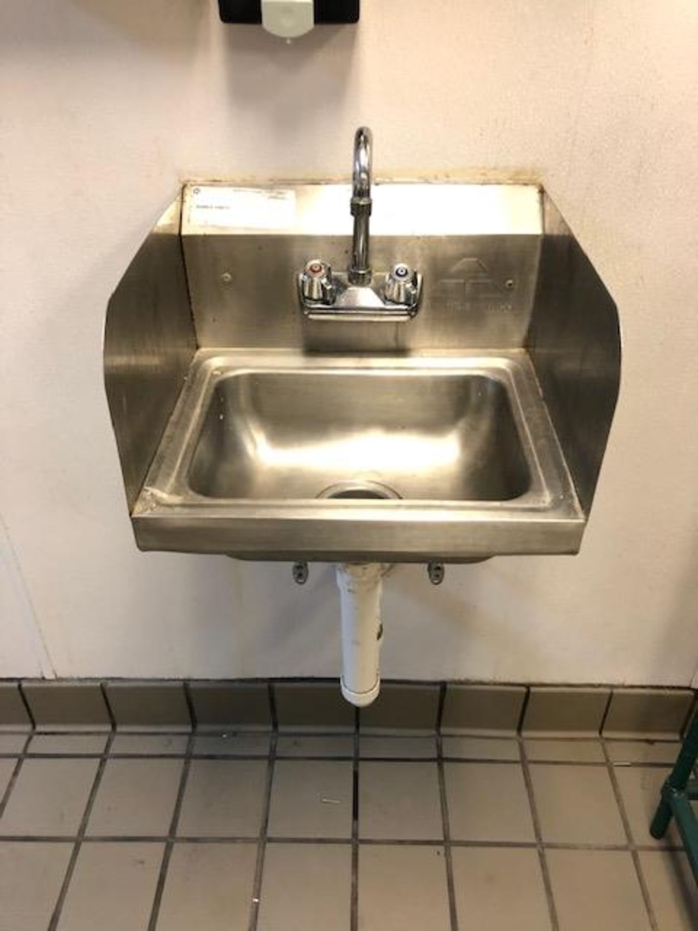 WALL MOUNT HAND SINK WITH FAUCET AND SIDE SPLASHES - Image 2 of 3
