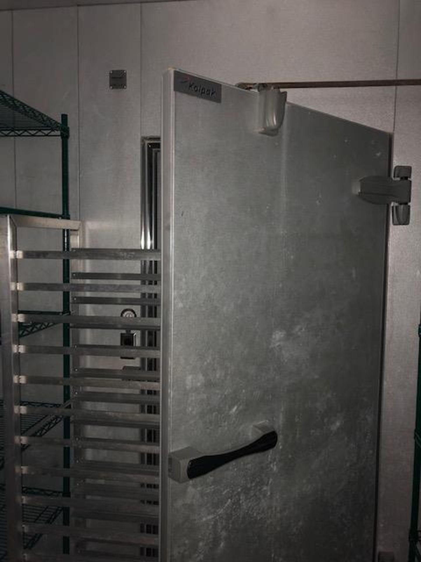 9 X 12 KOLPACK COMBO WALK IN BOX INCLUDING ALL COMPRESSORS AND BLOWERS. FREEZER SECTION HAS FLOOR. - Image 8 of 8