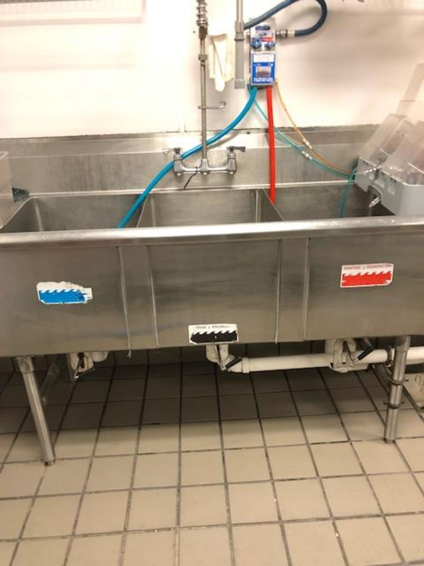 3 BAY POT WASH STATION SINK WITH SIDE SHELVES - Image 3 of 5