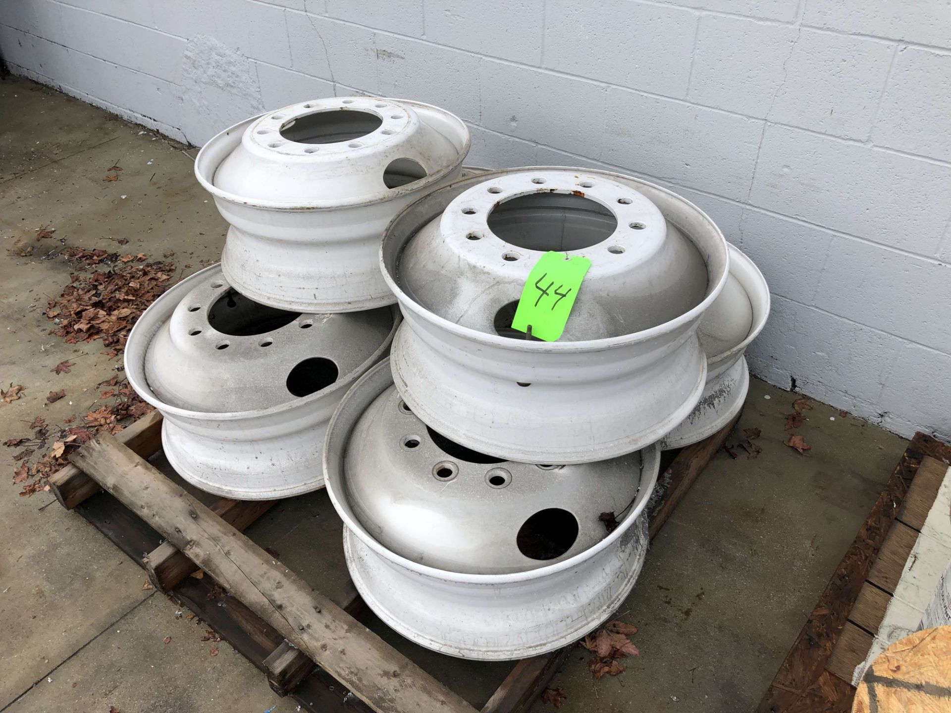 Pallet of (6) 24" Freightliner FL70 Truck Wheels