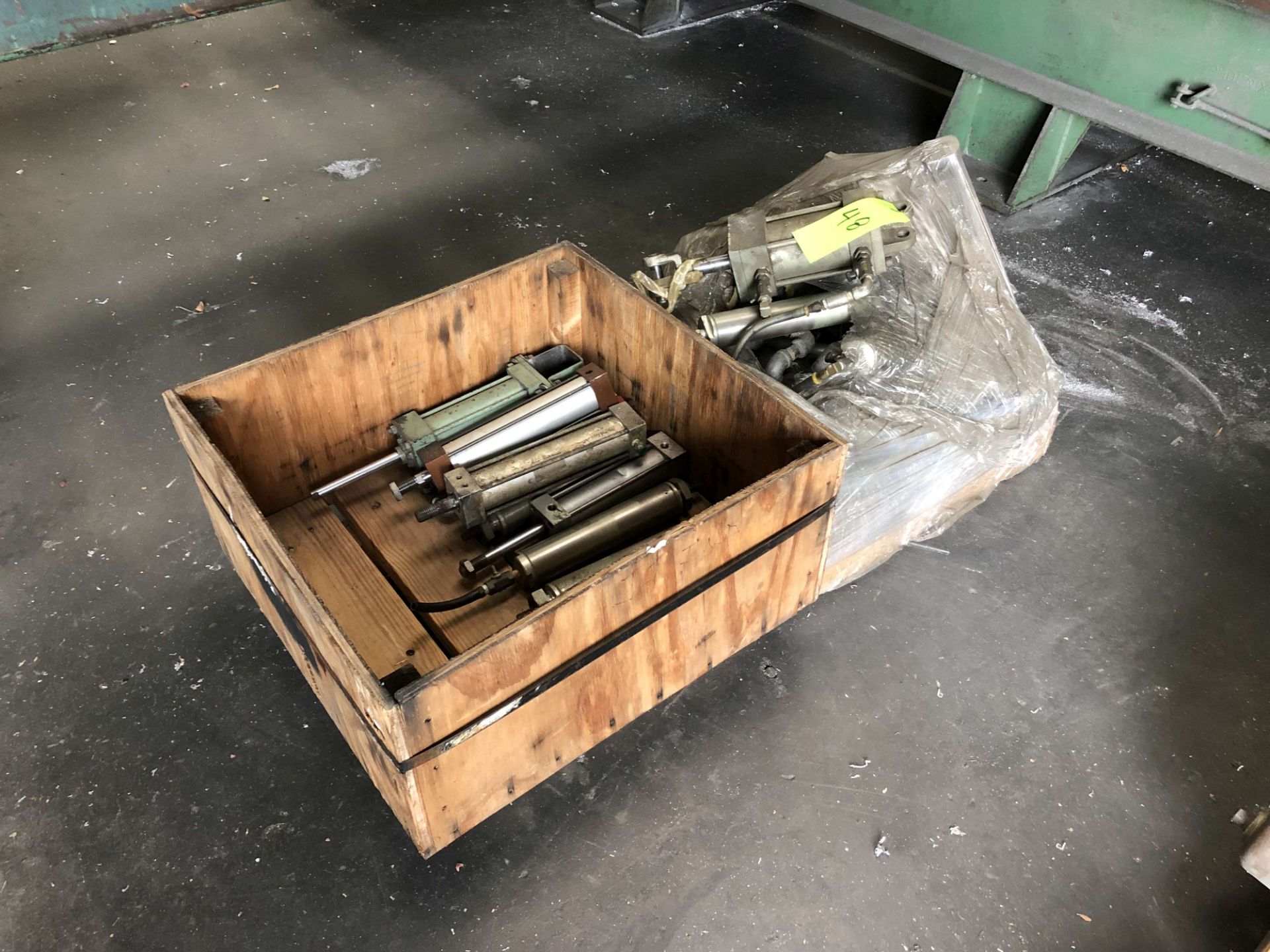 Lot of Assorted Hydraulic Cylinders