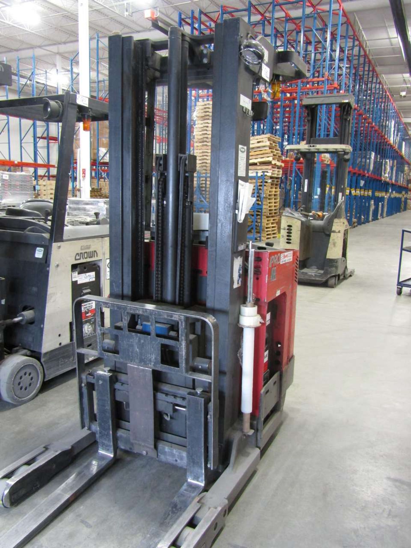 Raymond R40TT Stand up Electric Reach truck Single Mast