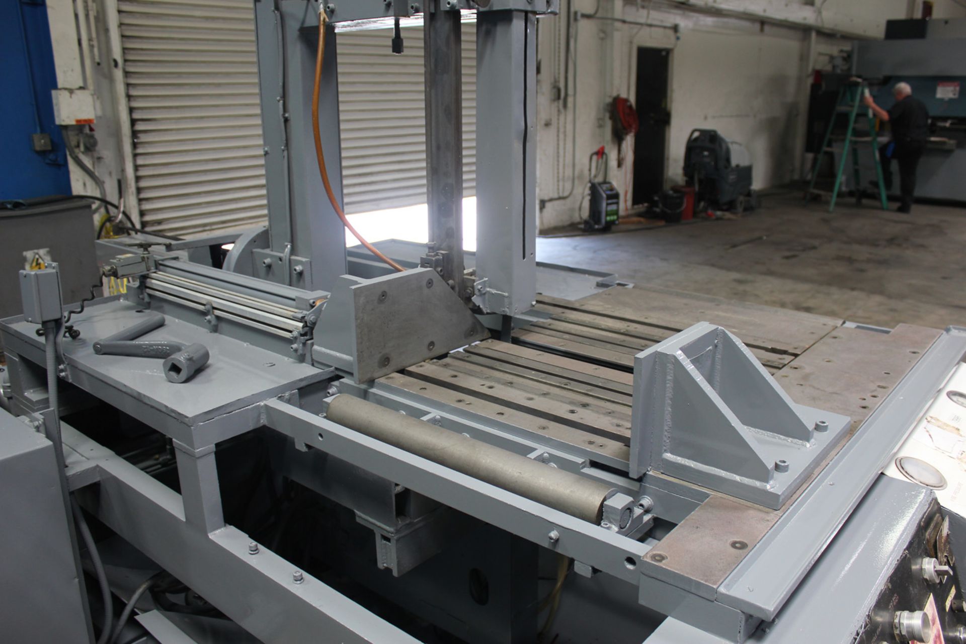 21" Throat Kalamazoo Auto Vertical Metal Cutting Bandsaw Tilt Frame VTH-21S - Located In: Huntington - Image 7 of 12
