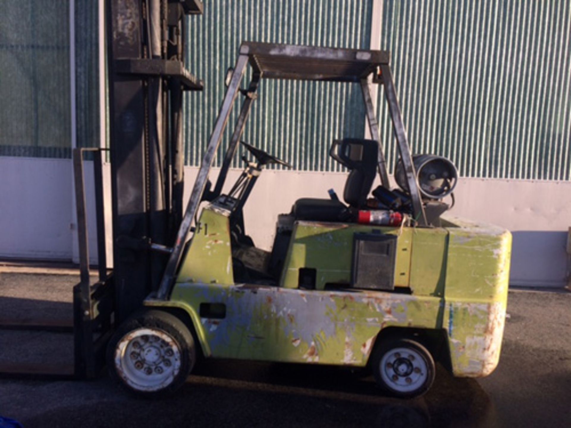 10,000 LB Clark C500 Forklift Hard Tire Propane Triple Stage Mast Side Shift - Located In: