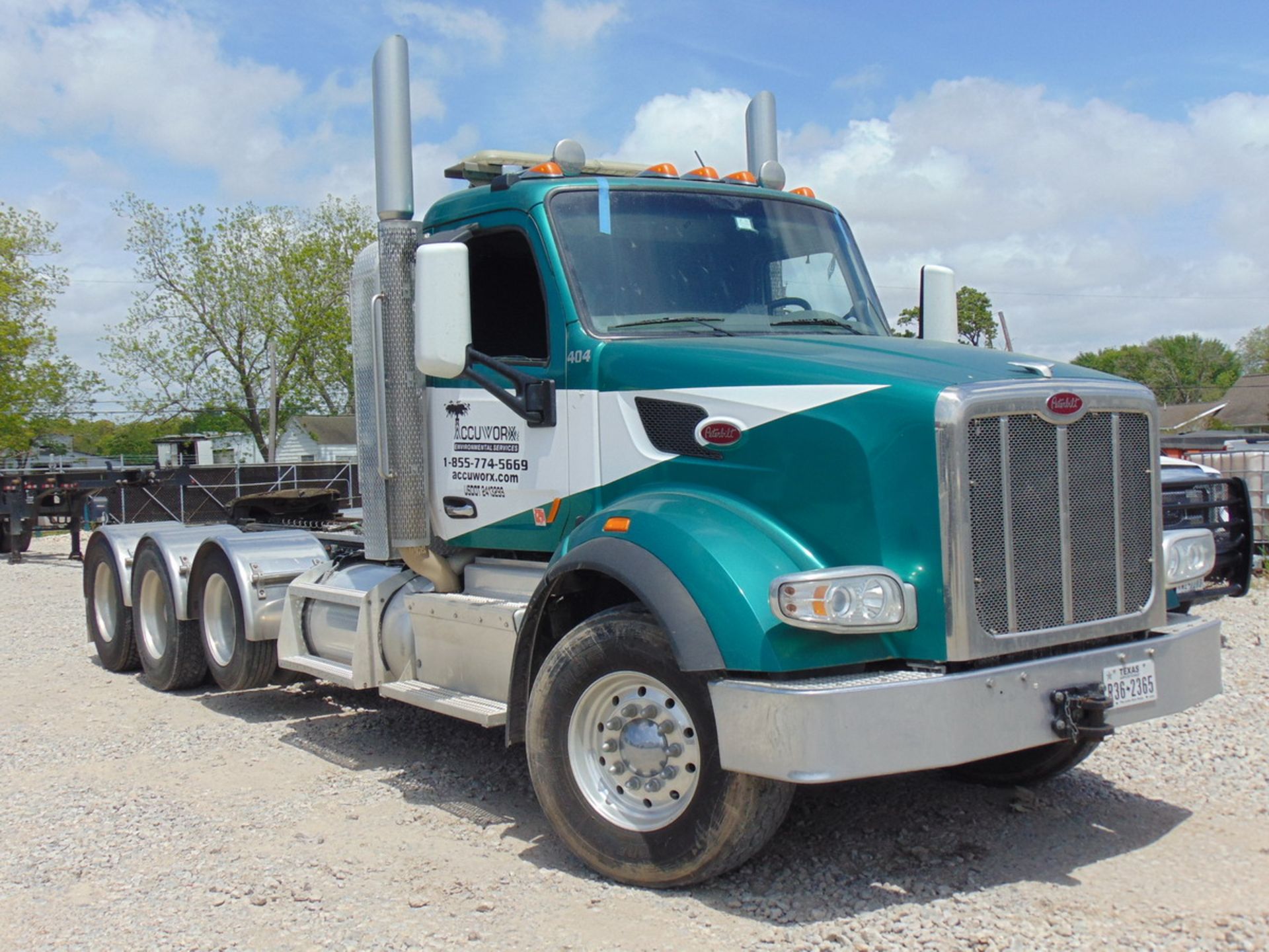 2015 Peterbilt 567 Tri/A Truck Tractor, Adjustable Fifth Wheel, Miles: 280,112; Engine: Mfg.-Cummins - Image 2 of 17