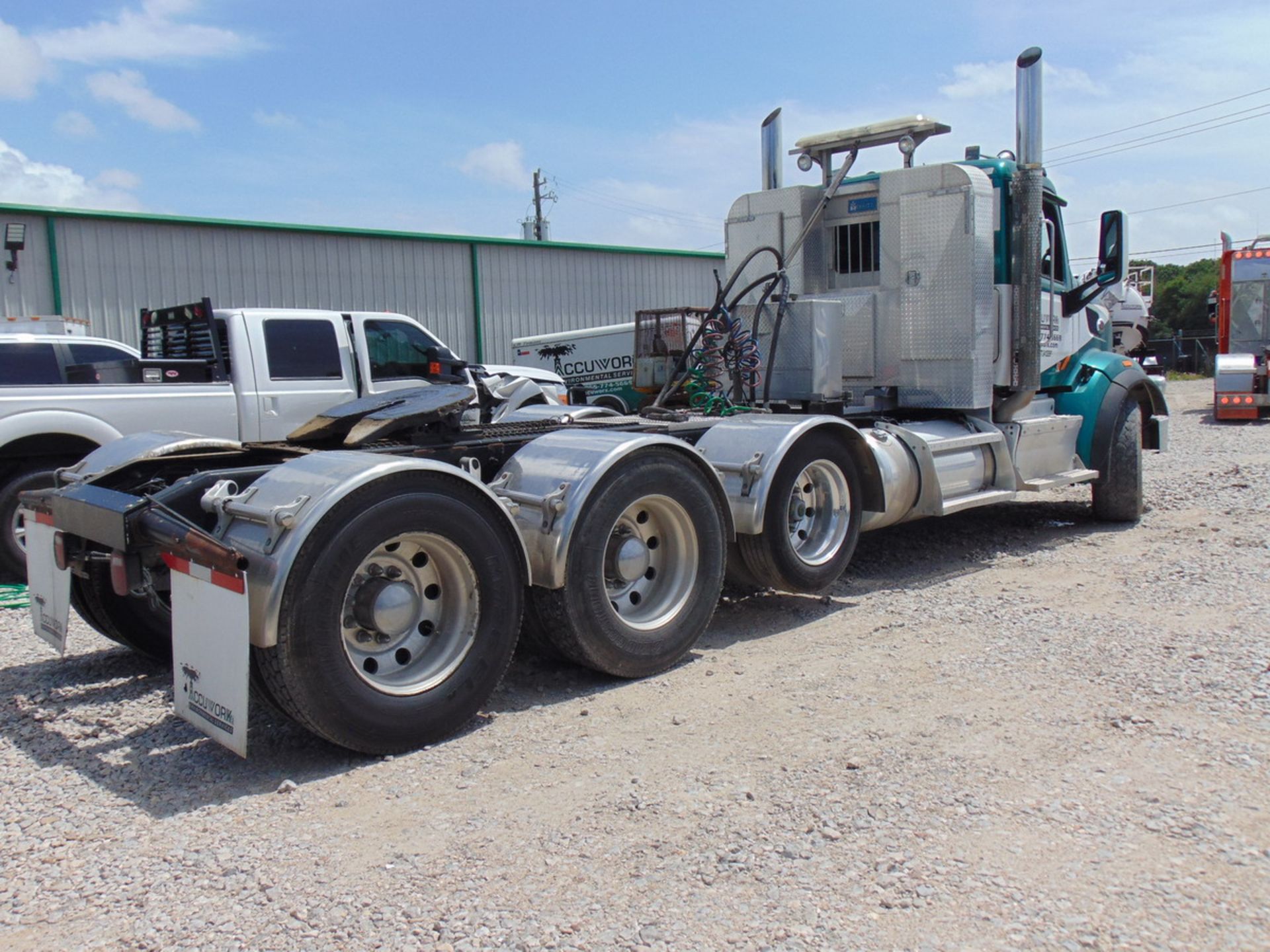 2015 Peterbilt 567 Tri/A Truck Tractor, Adjustable Fifth Wheel, Miles: 280,112; Engine: Mfg.-Cummins - Image 3 of 17