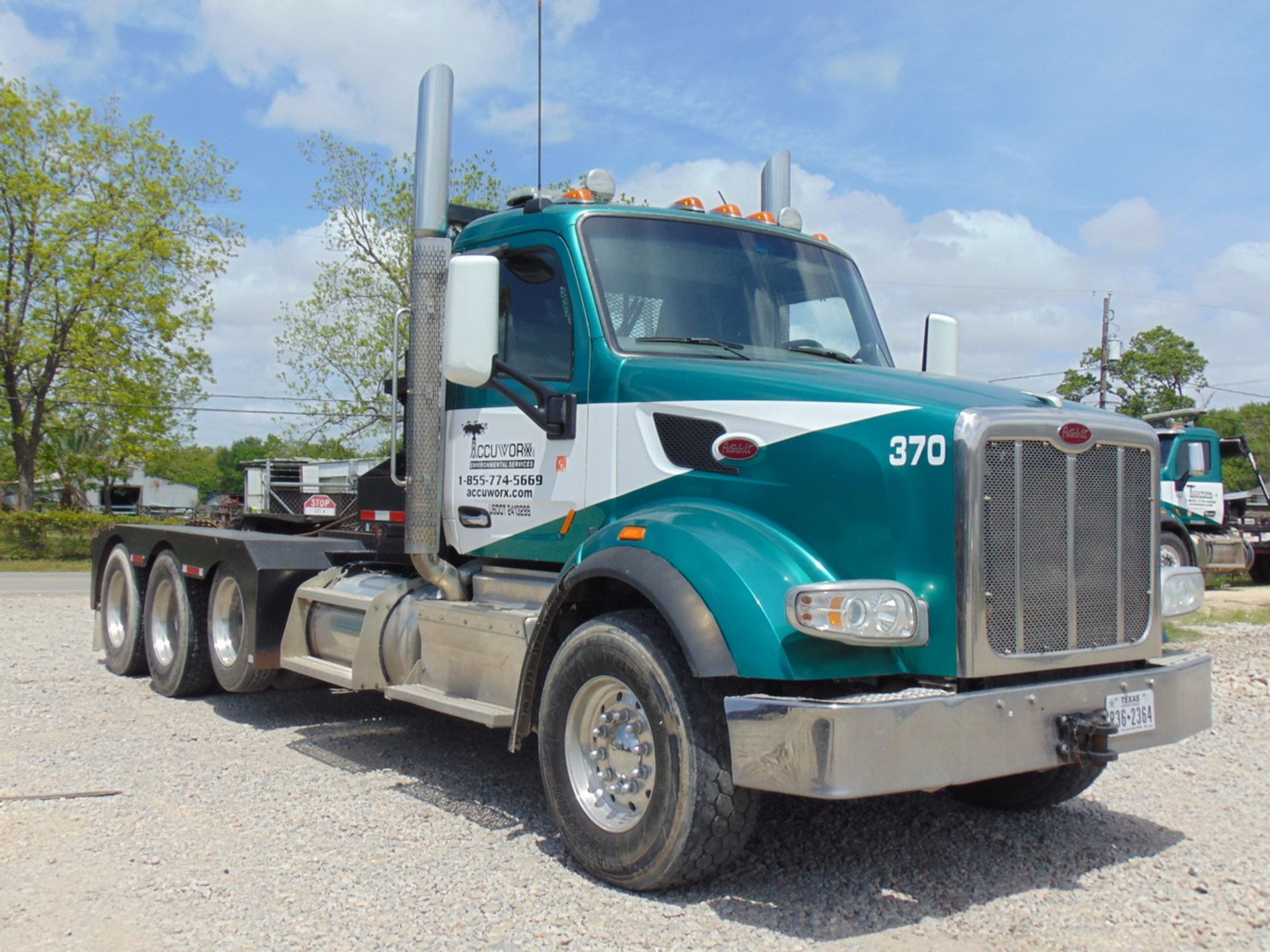 2014 Peterbilt 567 Tri/A Truck Tractor, Adjustable Fifth Wheel Miles: 225,666; Engine: 2013 - Image 2 of 18