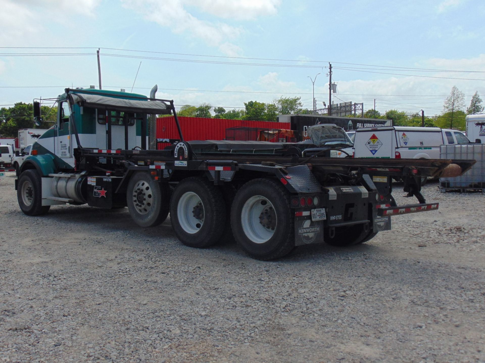 2015 Kenworth T800 Tri/A Roll-Off Truck, Miles: 32,300, Galbreath 75,000 Lb. Cap. Roll-Off Hoist - Image 4 of 20