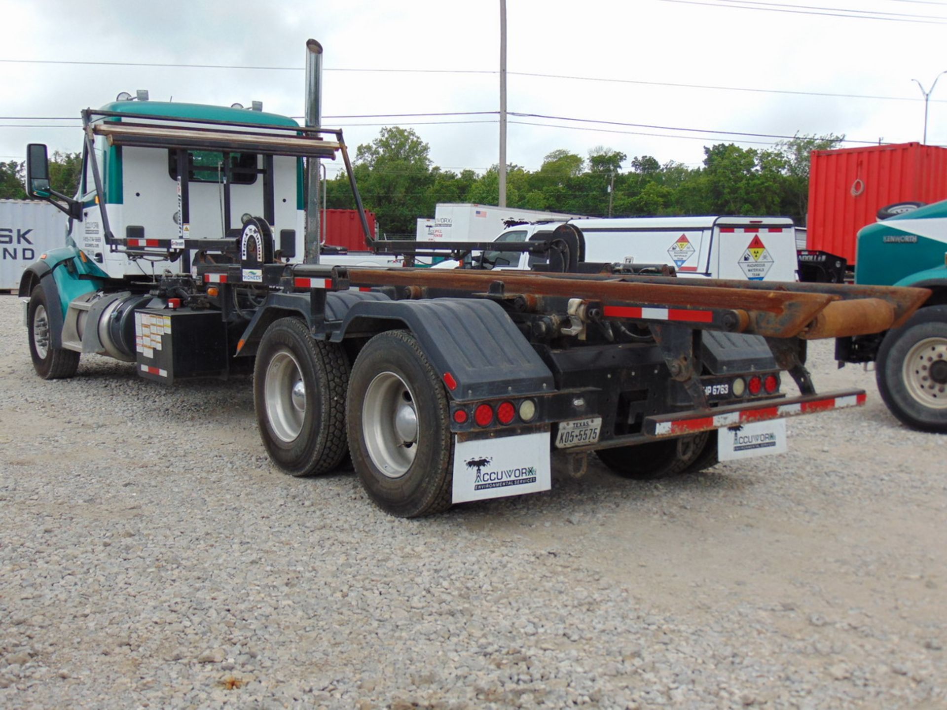 2016 Peterbilt 567 T/A Roll-Off Truck Miles: 57,743 ; Cummins ISX15 450 Engine, 450 HP, 10-Speed - Image 4 of 18