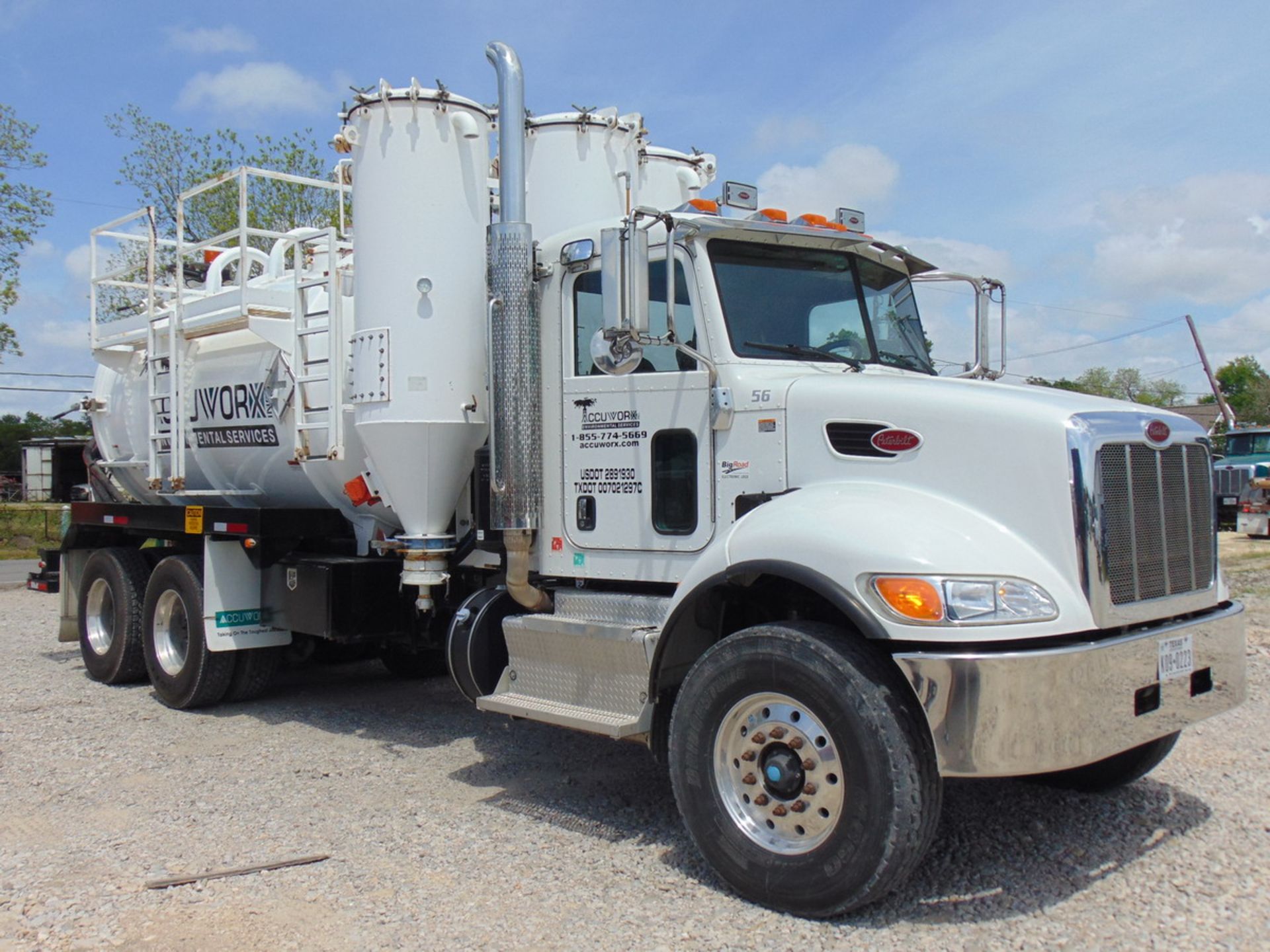 2014 Peterbilt 348 T/A Vacuum Truck (Global Vacuum Systems), Miles: 19,162; VOC Scrubbing System - Image 2 of 18