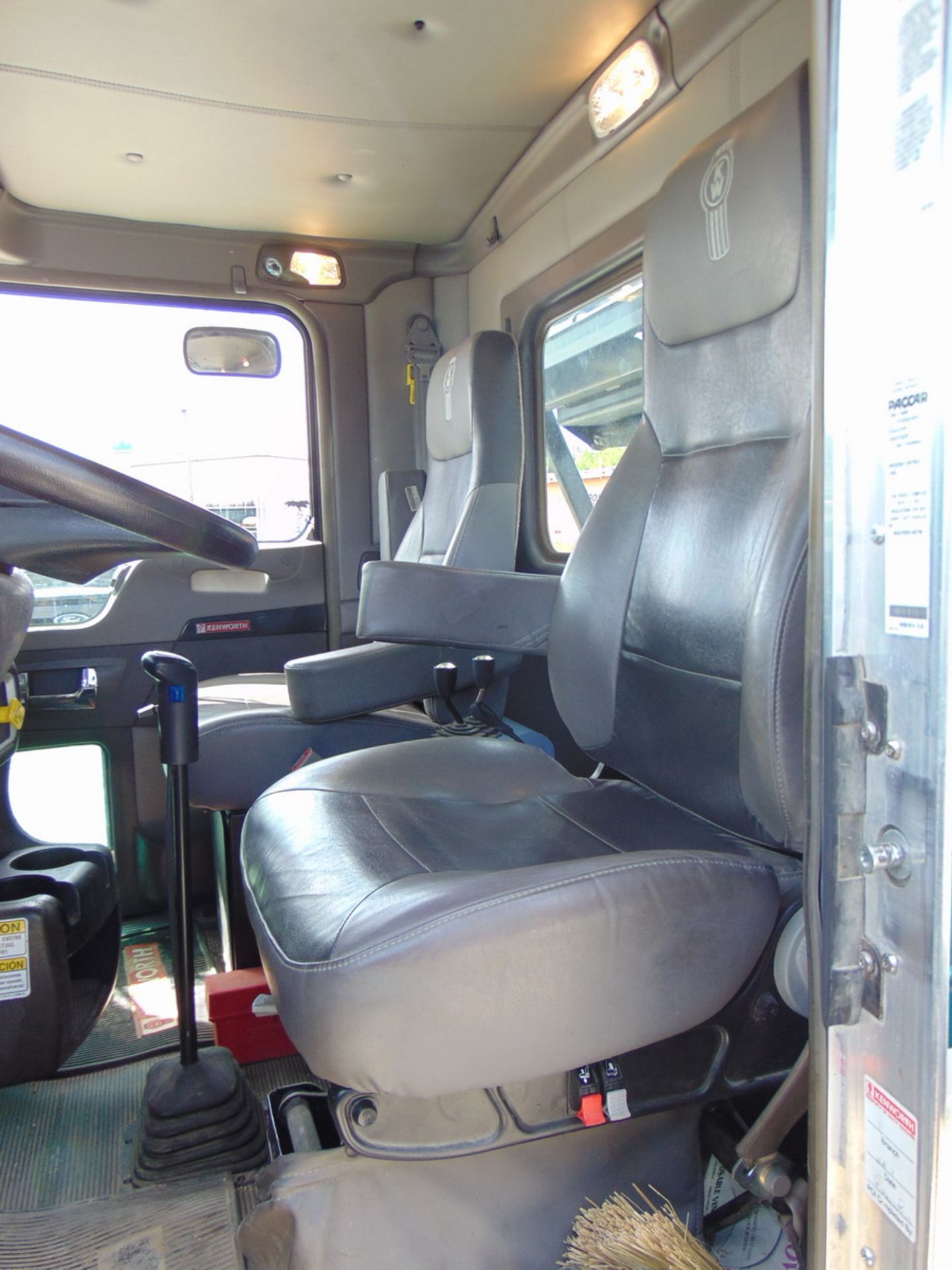 2015 Kenworth T800 Tri/A Roll-Off Truck, Miles: 32,300, Galbreath 75,000 Lb. Cap. Roll-Off Hoist - Image 9 of 20