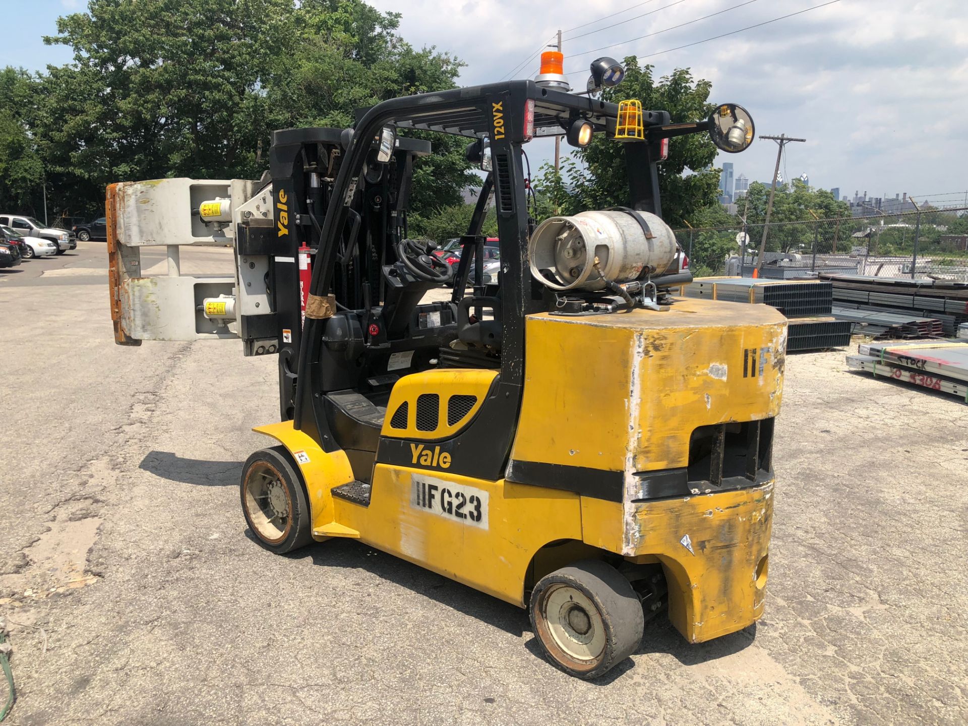 12,000 LB. YALE MODEL GLC120VX FORKLIFT W/ 72" CASCADE ROLL CLAMP- Model: GLC120VX- Serial: N/A- - Image 4 of 15