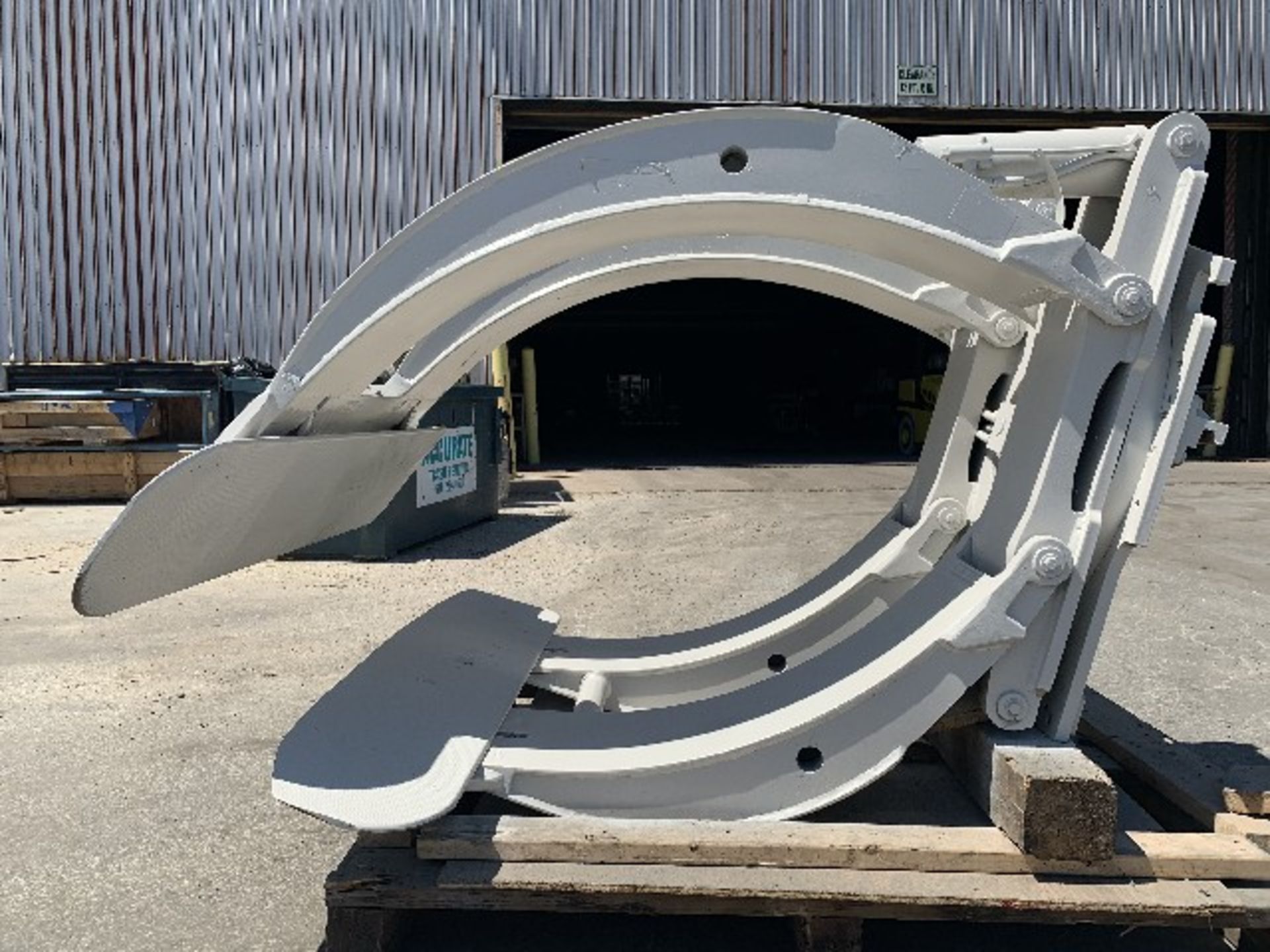 84" Cascade Roll Clamp- Model: 72G-RCP-228- Serial: PTL1078160-2- Capcacity: 20" Minimum - 84"