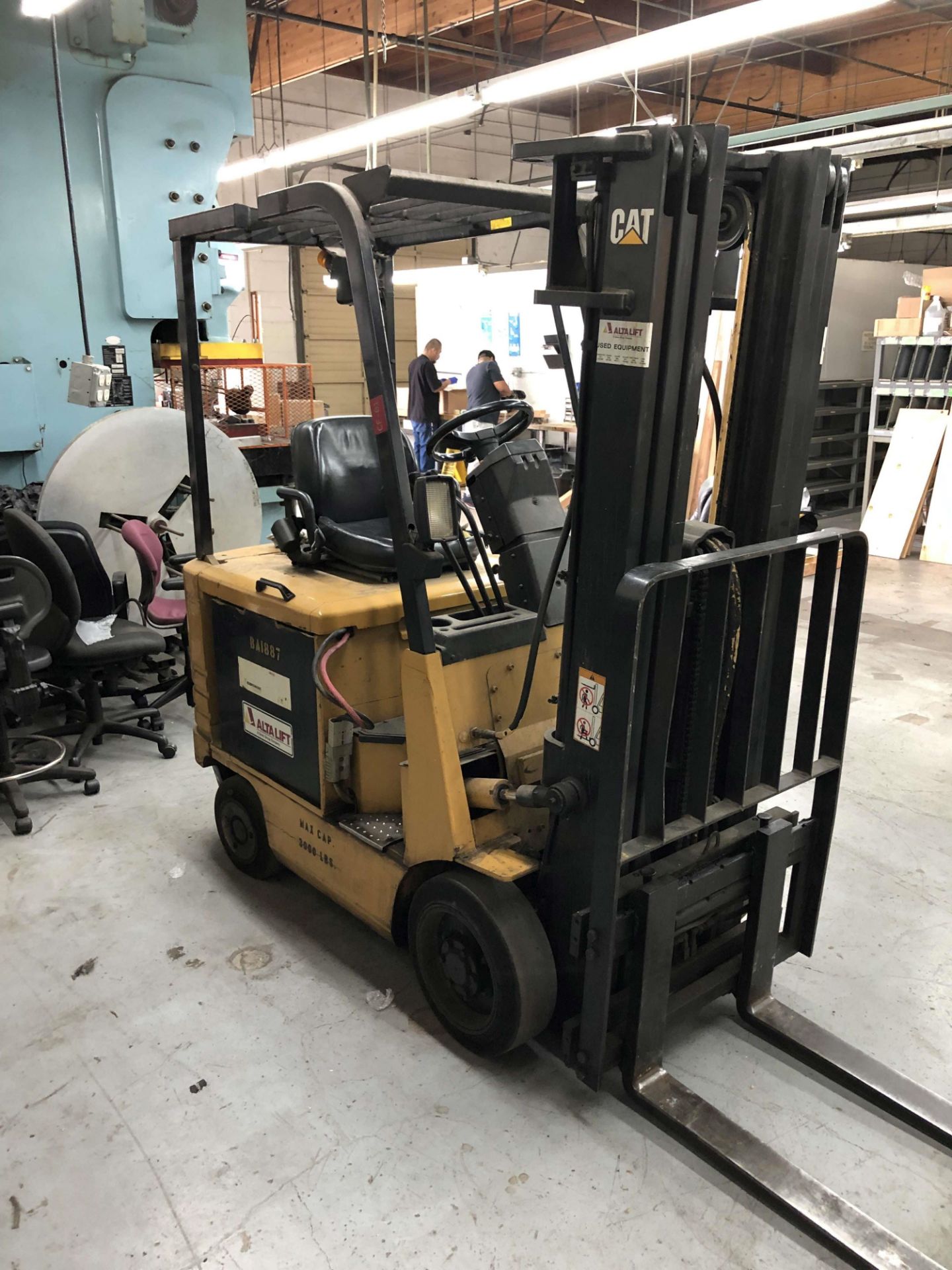 Caterpillar 3,000 Lb. Cap. Electric Forklift, Model 2EC18, 3-Stage Mast, Side Shift, S/N A2EC160872, - Image 2 of 6