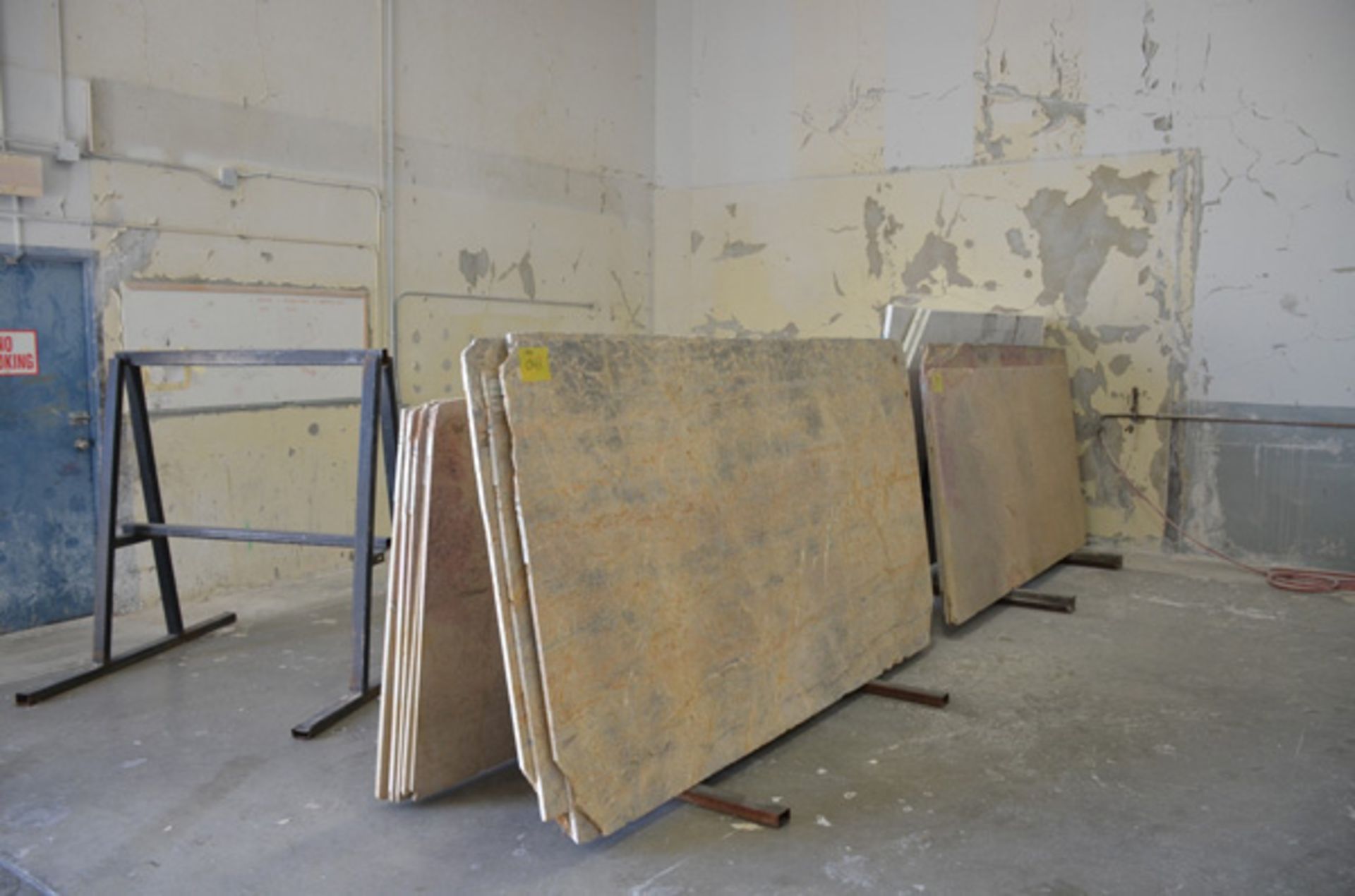 SLAB RACK WITH 24 SLABS OF GRANITE-14 SLABS OF 2CM GIALLO ANTICO P MARBLE (100097) / 4 SLABS OF