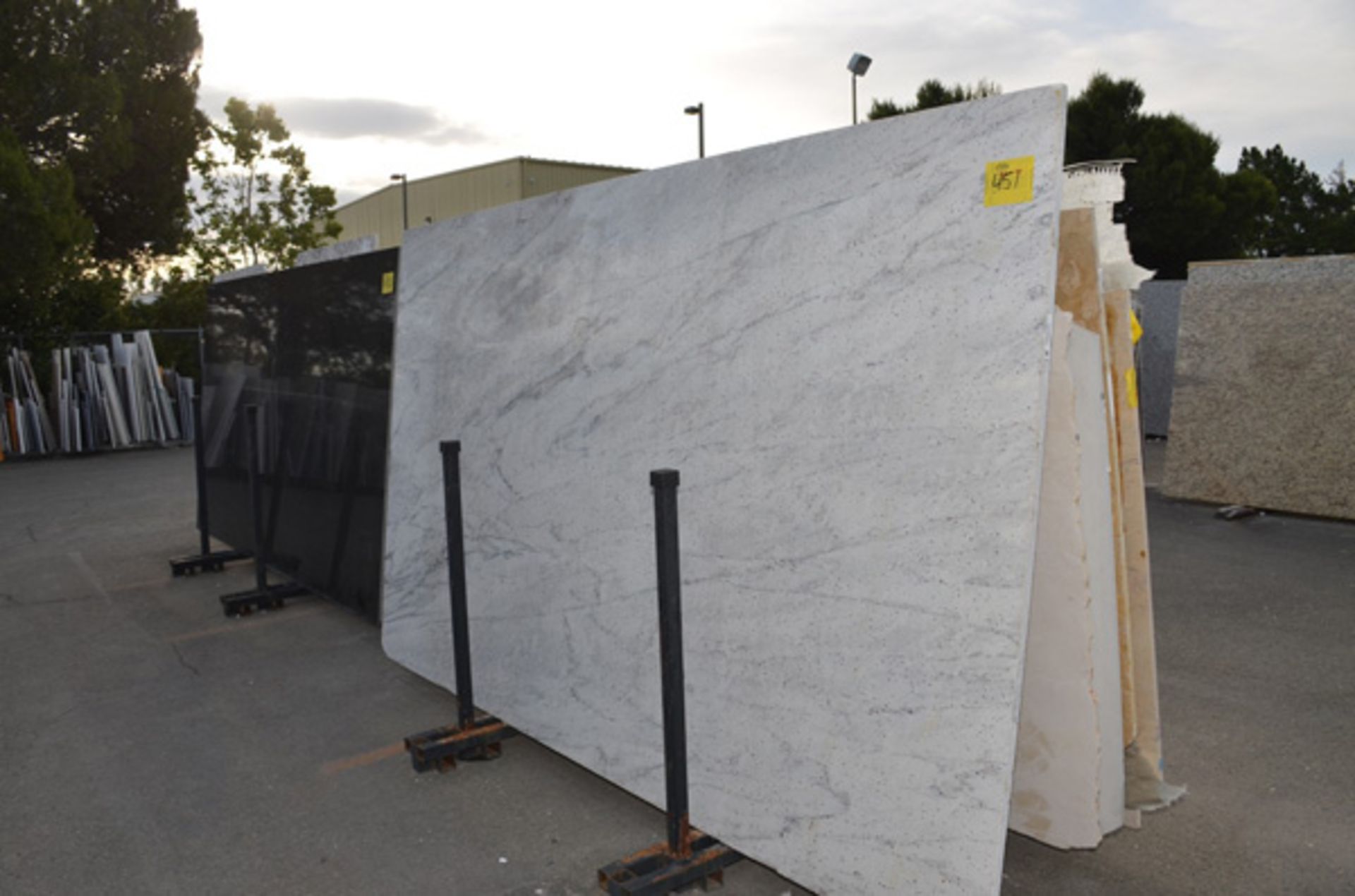 SLAB RACK WITH 4 SLABS OF GRANITE-2 SLABS OF 3CM GR THUNDER WHITE *13.81 MOVEMEN / 1 SLABS OF 2CM GR - Image 2 of 2