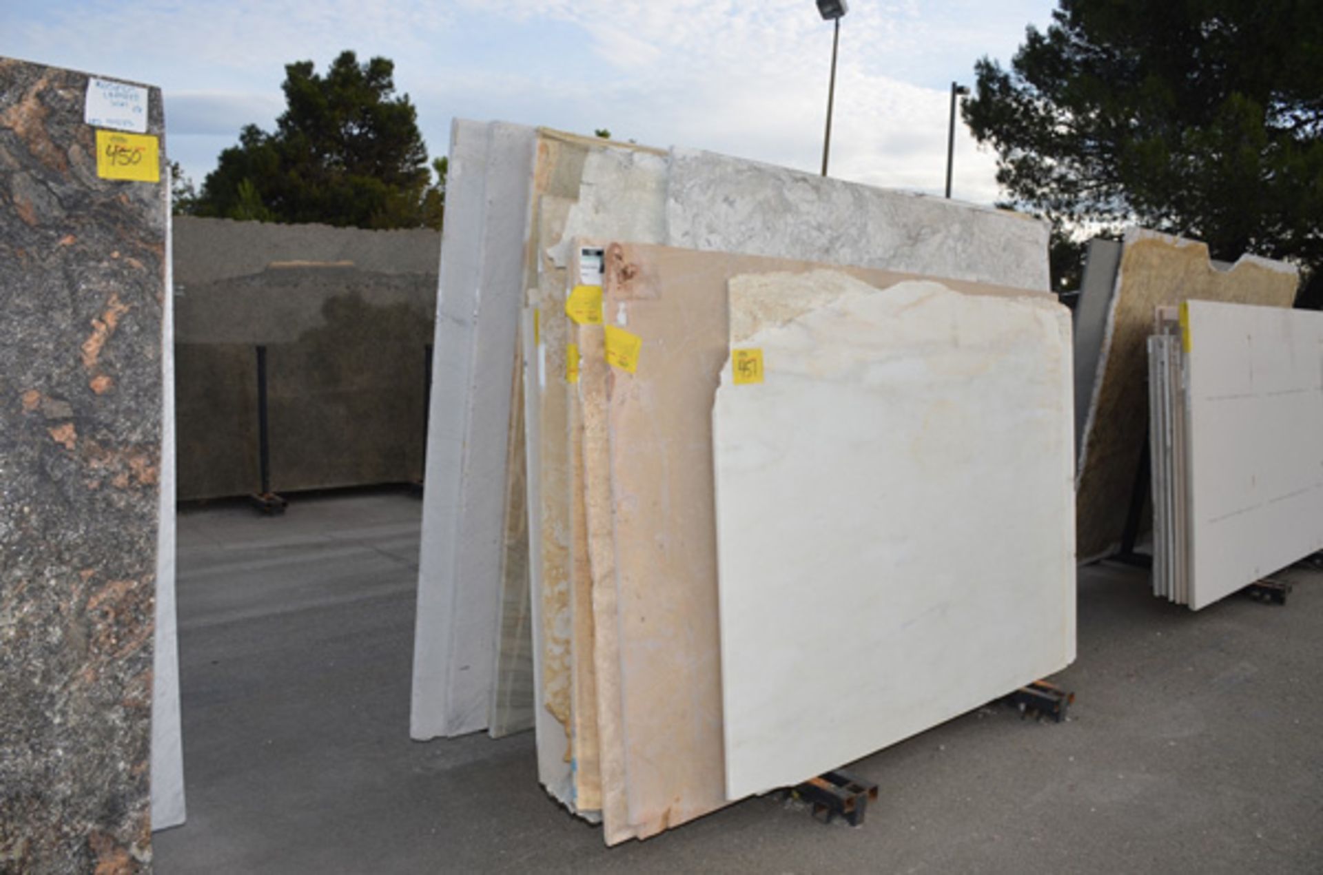 SLAB RACK WITH 4 SLABS OF GRANITE-2 SLABS OF 3CM GR THUNDER WHITE *13.81 MOVEMEN / 1 SLABS OF 2CM GR