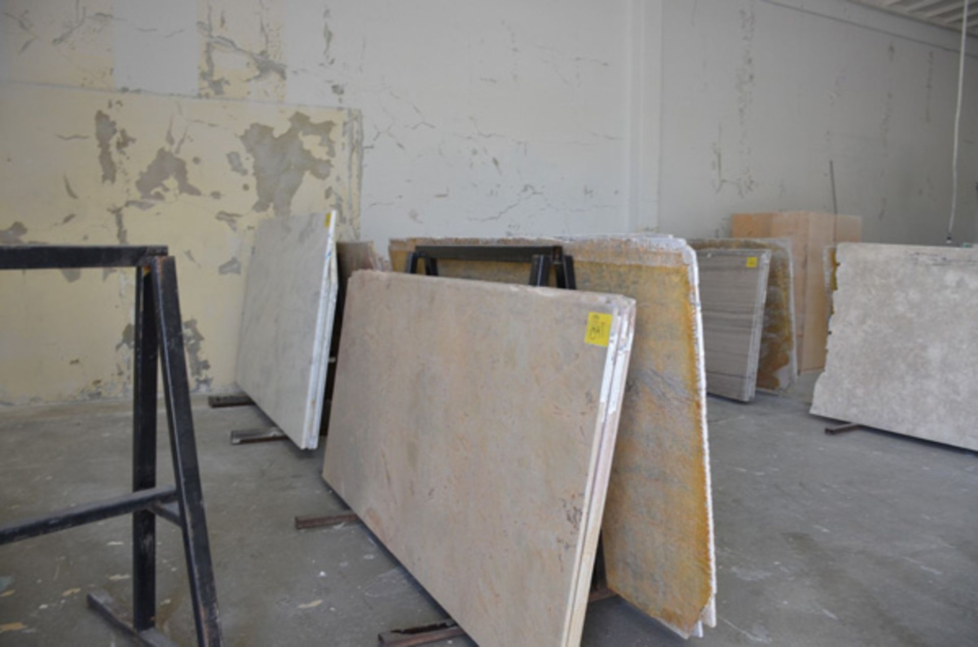 SLAB RACK WITH 24 SLABS OF GRANITE-14 SLABS OF 2CM GIALLO ANTICO P MARBLE (100097) / 4 SLABS OF - Image 3 of 3