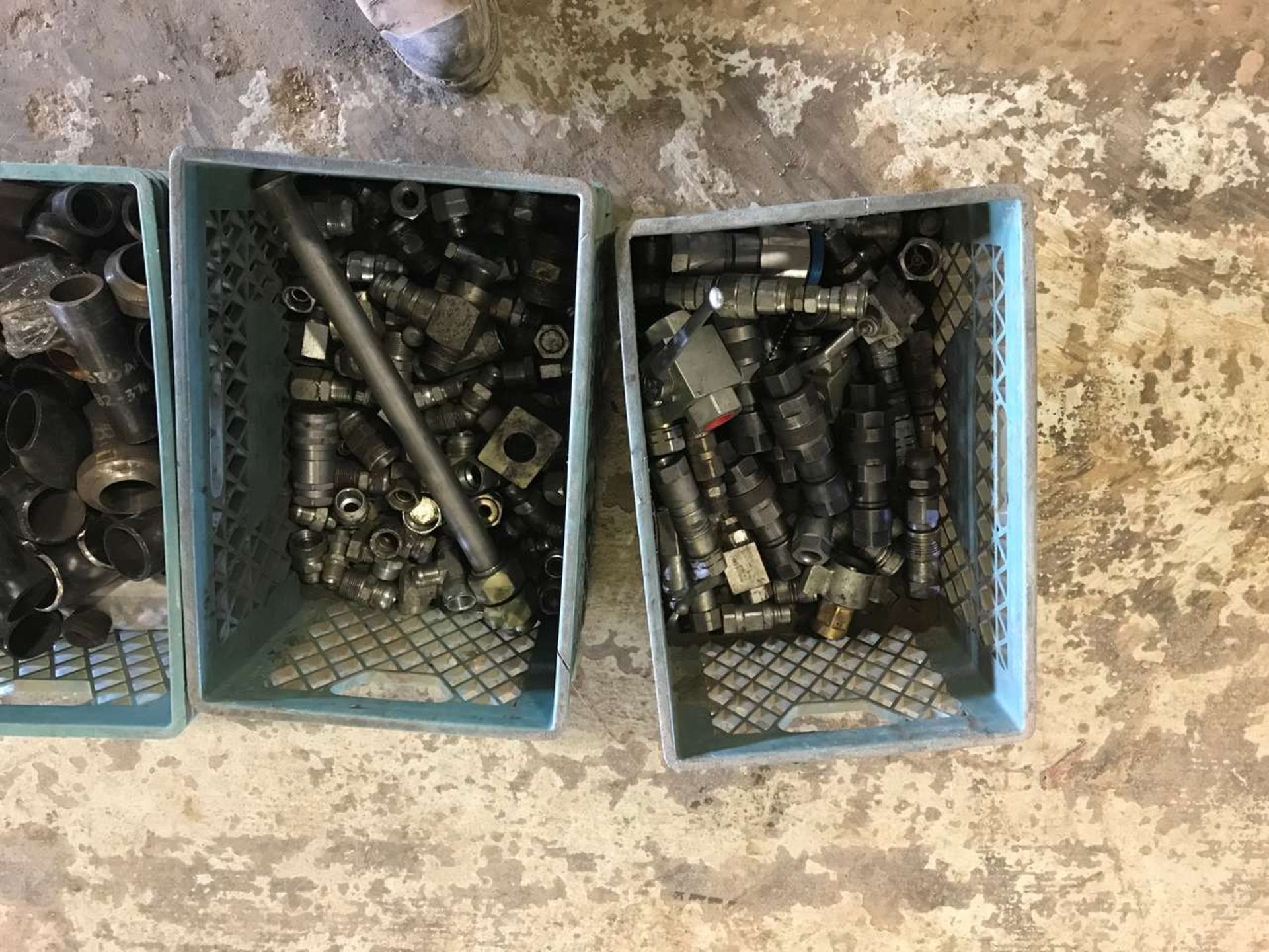 4 crates of misc fittings - Image 3 of 3