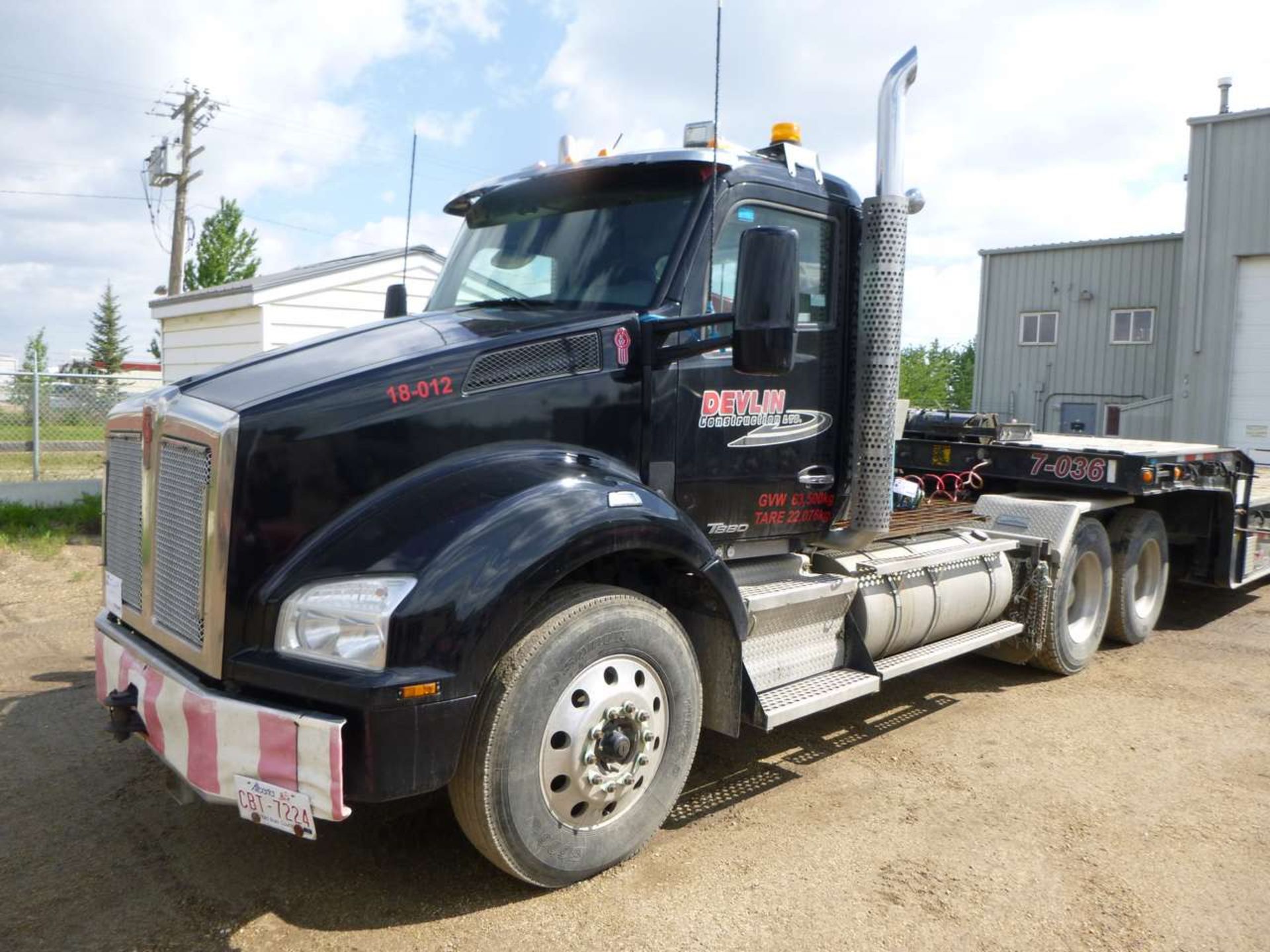 2015 Kenworth T800 (T880) Tandem Axle Tractor - Image 2 of 14