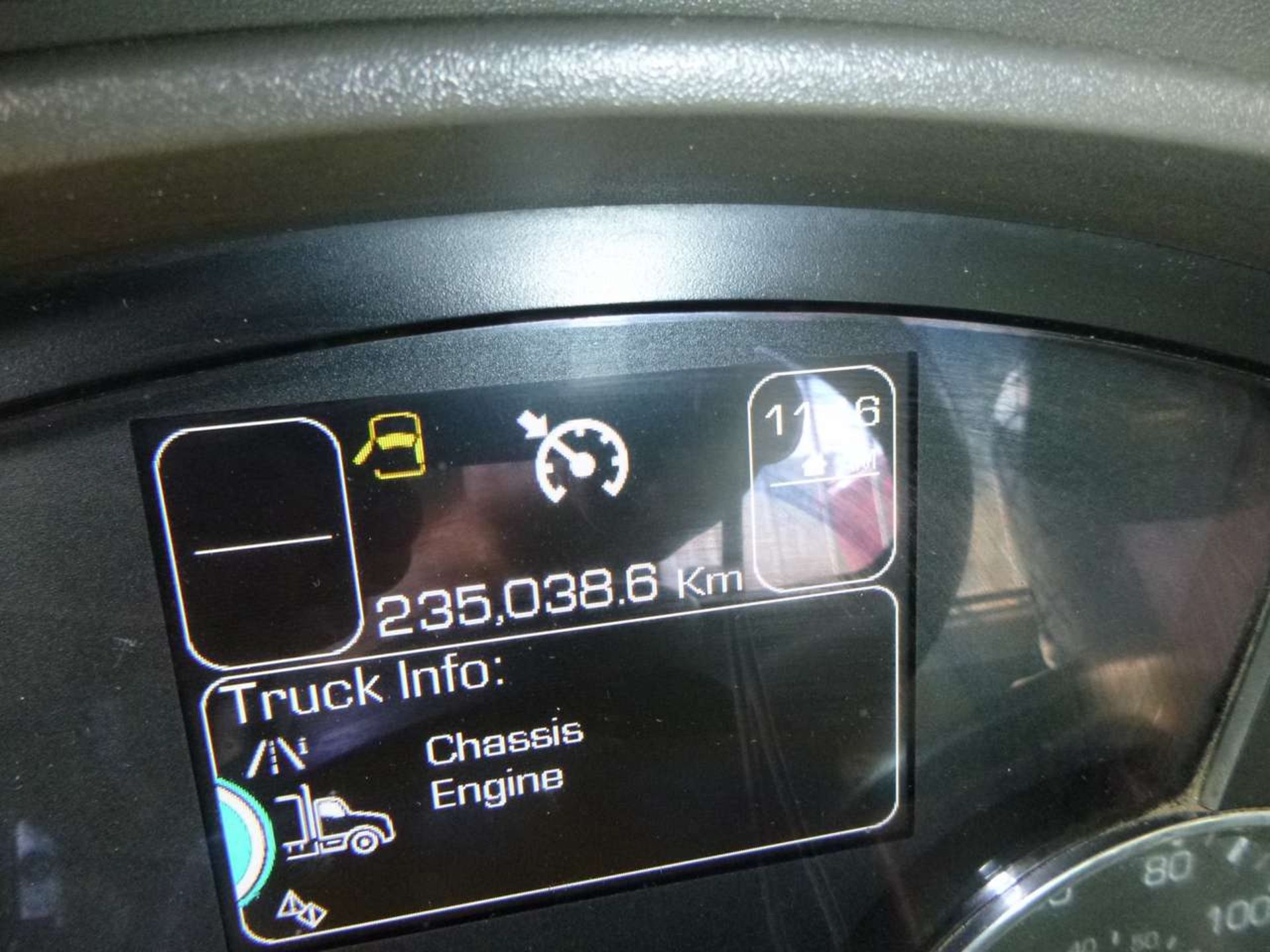 2015 Kenworth T800 (T880) Tandem Axle Tractor - Image 10 of 14