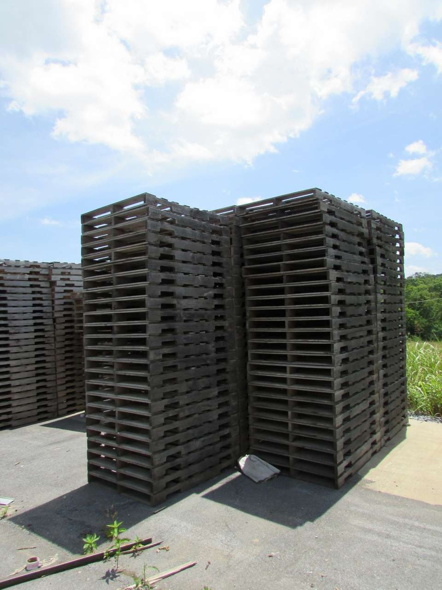 (over 400) Wooden Pallets - Image 3 of 5