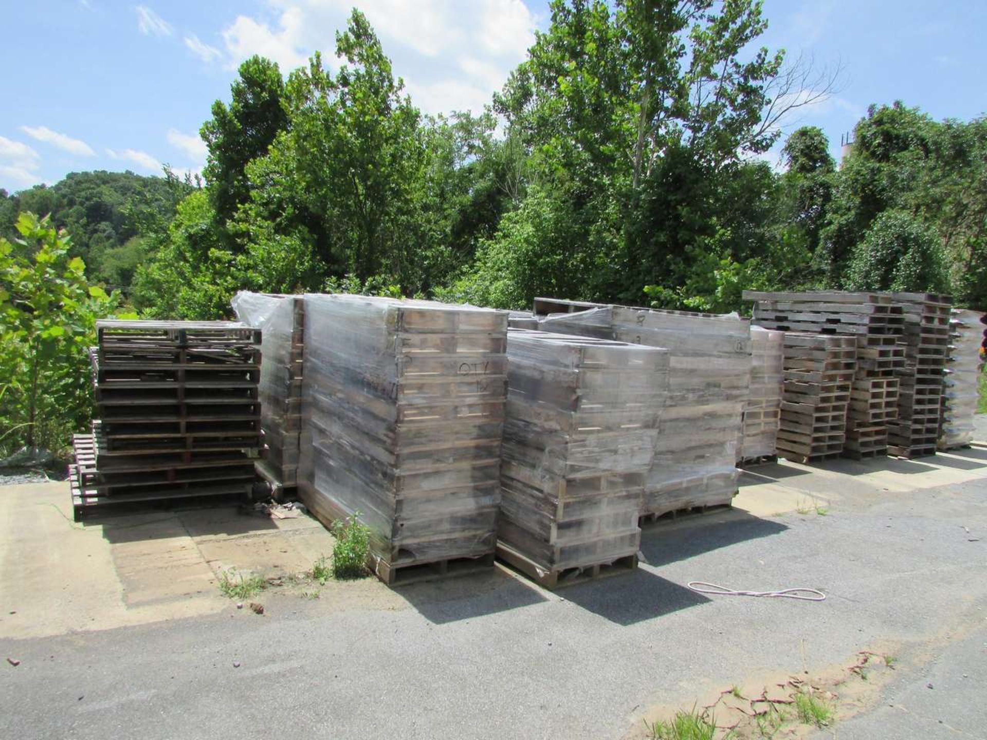 (over 400) Wooden Pallets - Image 2 of 5