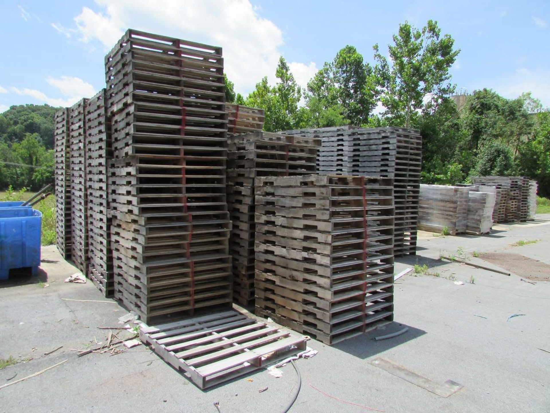 (over 400) Wooden Pallets - Image 5 of 5