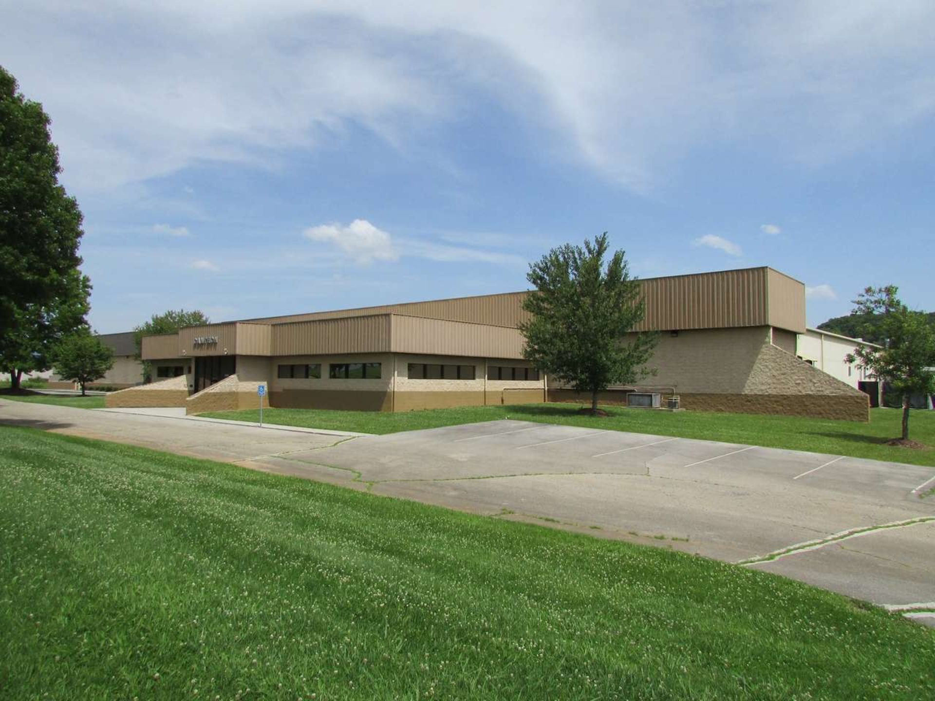 Approx. 125,000 Sq. Ft Warehouse/Manufacturing Building on 10.4 Acres - Image 3 of 3