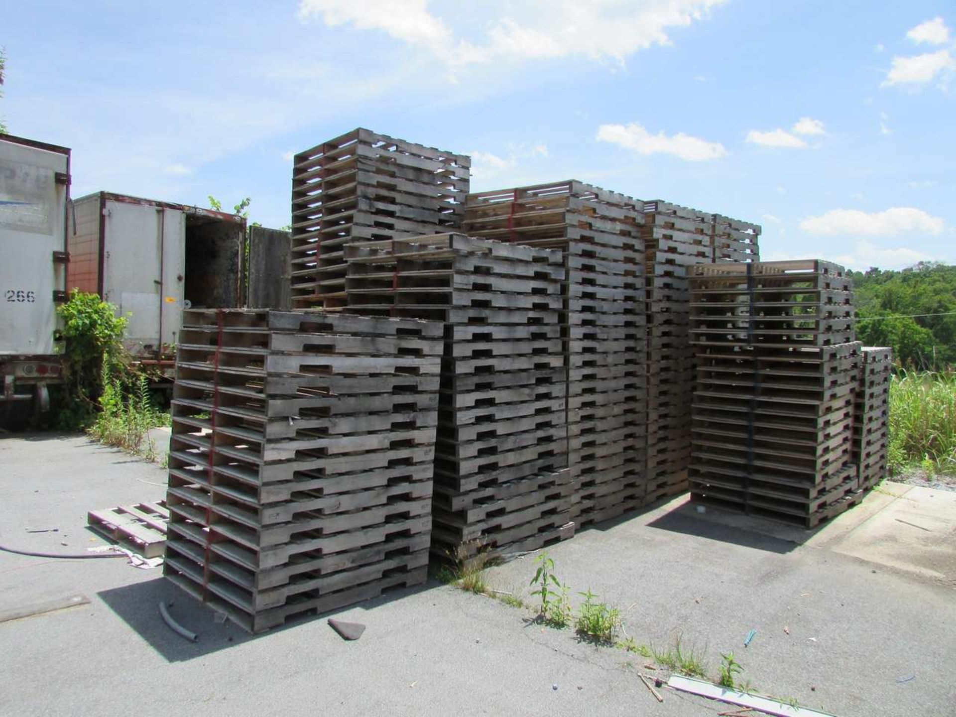 (over 400) Wooden Pallets - Image 4 of 5