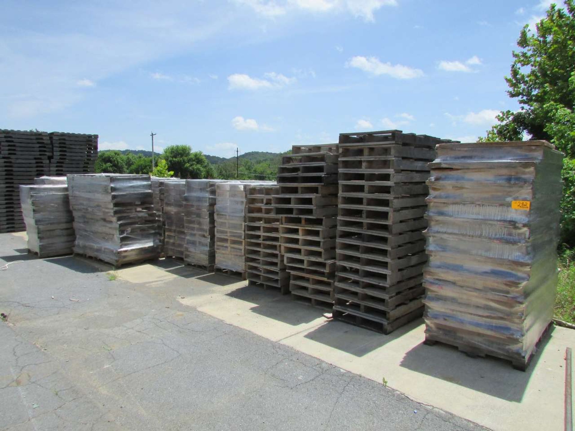 (over 400) Wooden Pallets