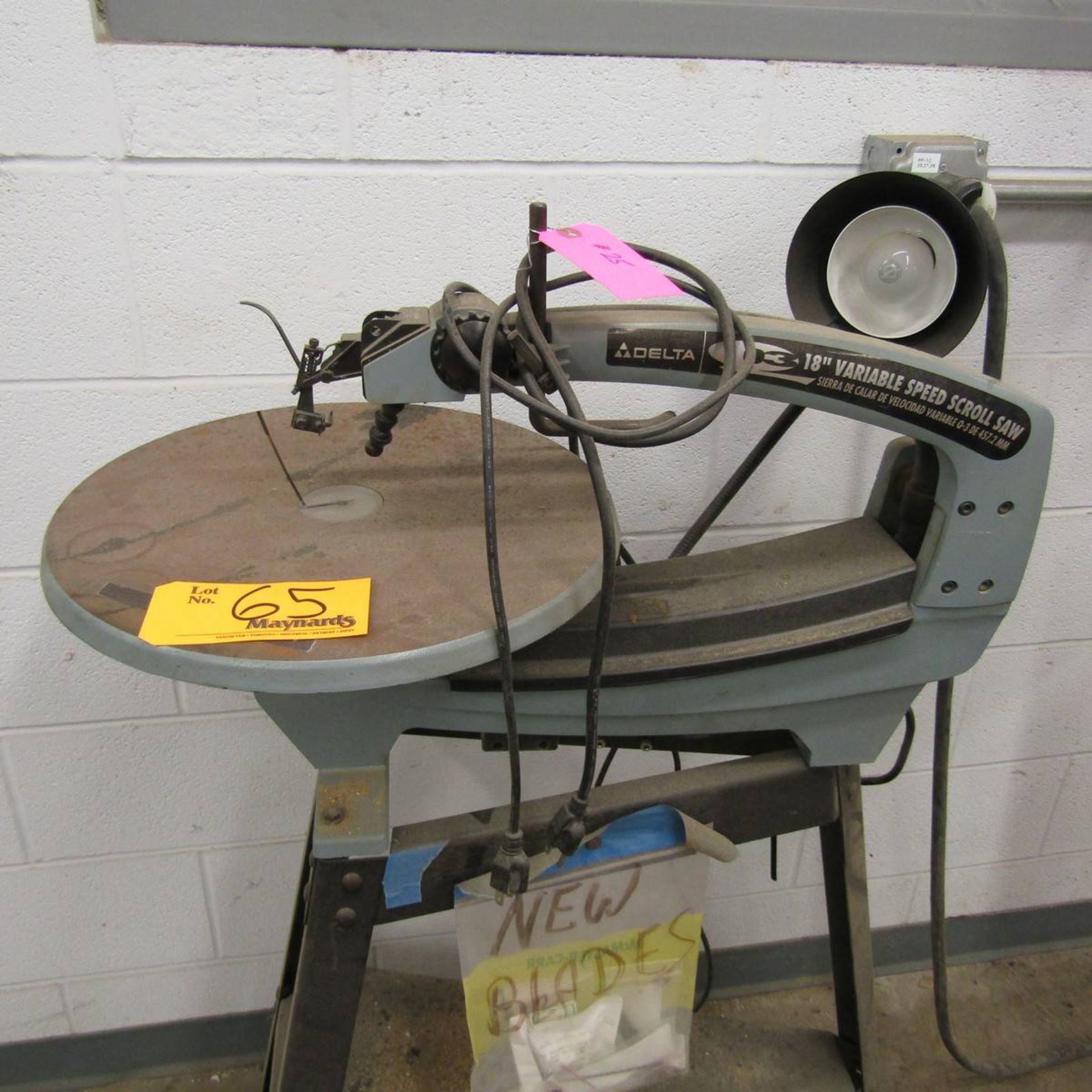 Delta 18" Variable Speed Scroll Saw - Image 2 of 2