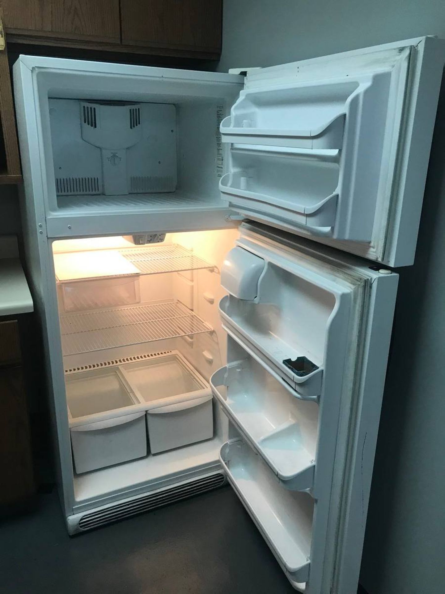 Frigidaire FR18KD3AW2 Refrigerator - Image 2 of 4