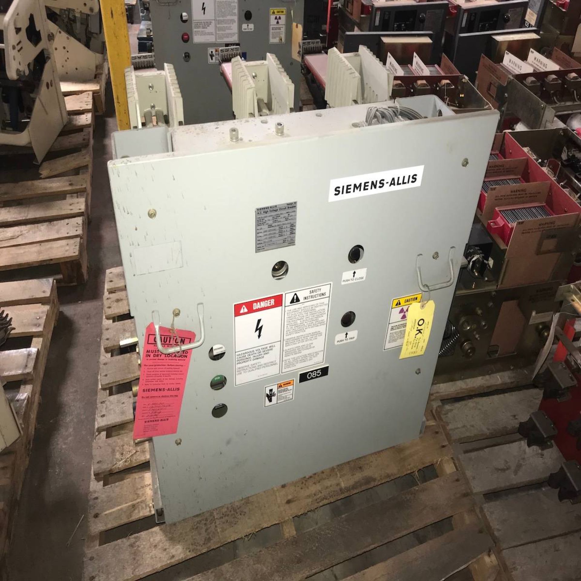 1986 Siemens-Allis 5-3AF-250-1200-58 AC High Voltage Circuit Breaker