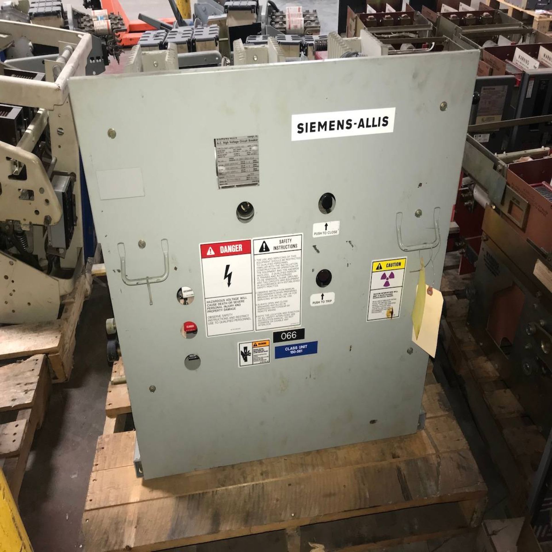 1986 Siemens-Allis 5-3AF-250-1200-58 AC High Voltage Circuit Breaker