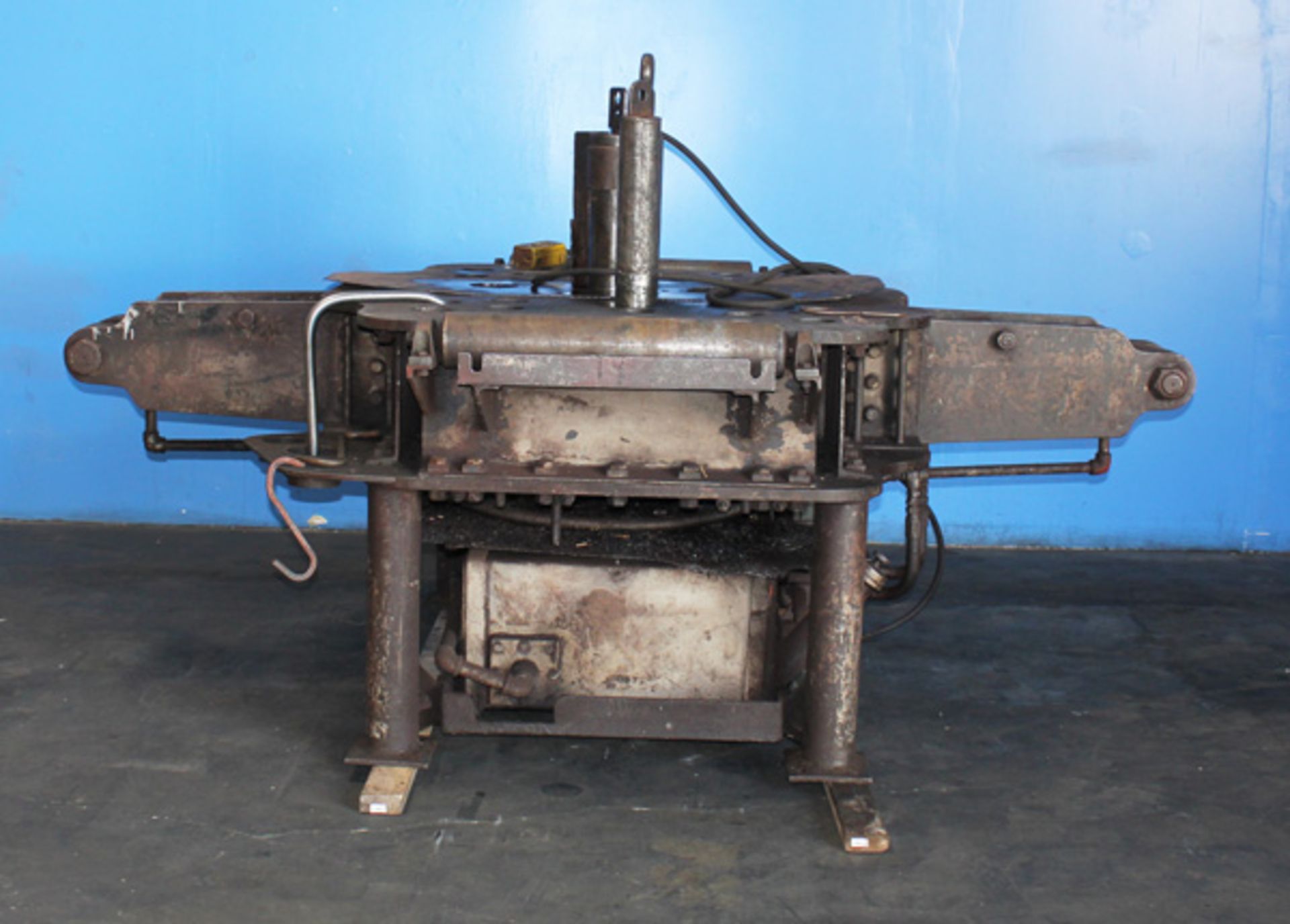 Bull Horizontal Universal Adjustable Cambering Machine | 100 Ton, Located In: Huntington Park,