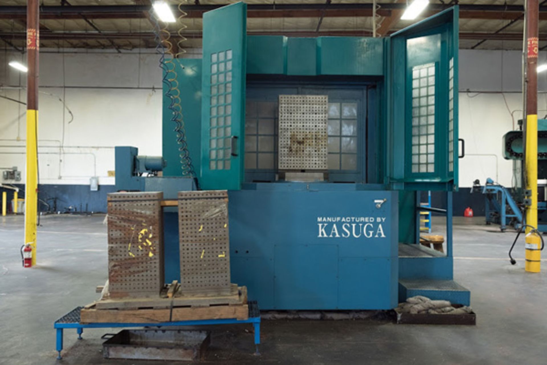 1999 Kasuga Quantum 4-Axis Dual Pallet CNC Horizontal Machining Center | 30" x 30" x 25"