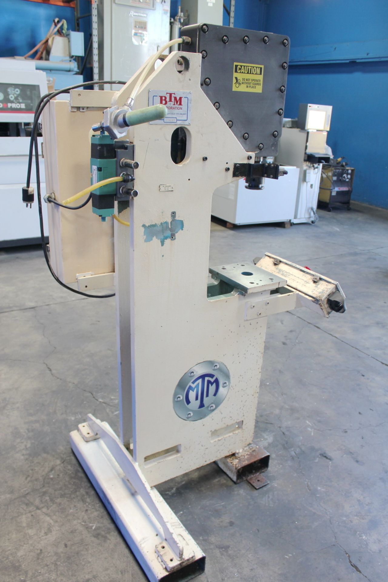 BTM Pneumatic Toggle Punch Press | 10 Ton, Mdl: P-10-HX4.50 TE175-PRRR-PRER - Located In: Huntington - Image 5 of 14