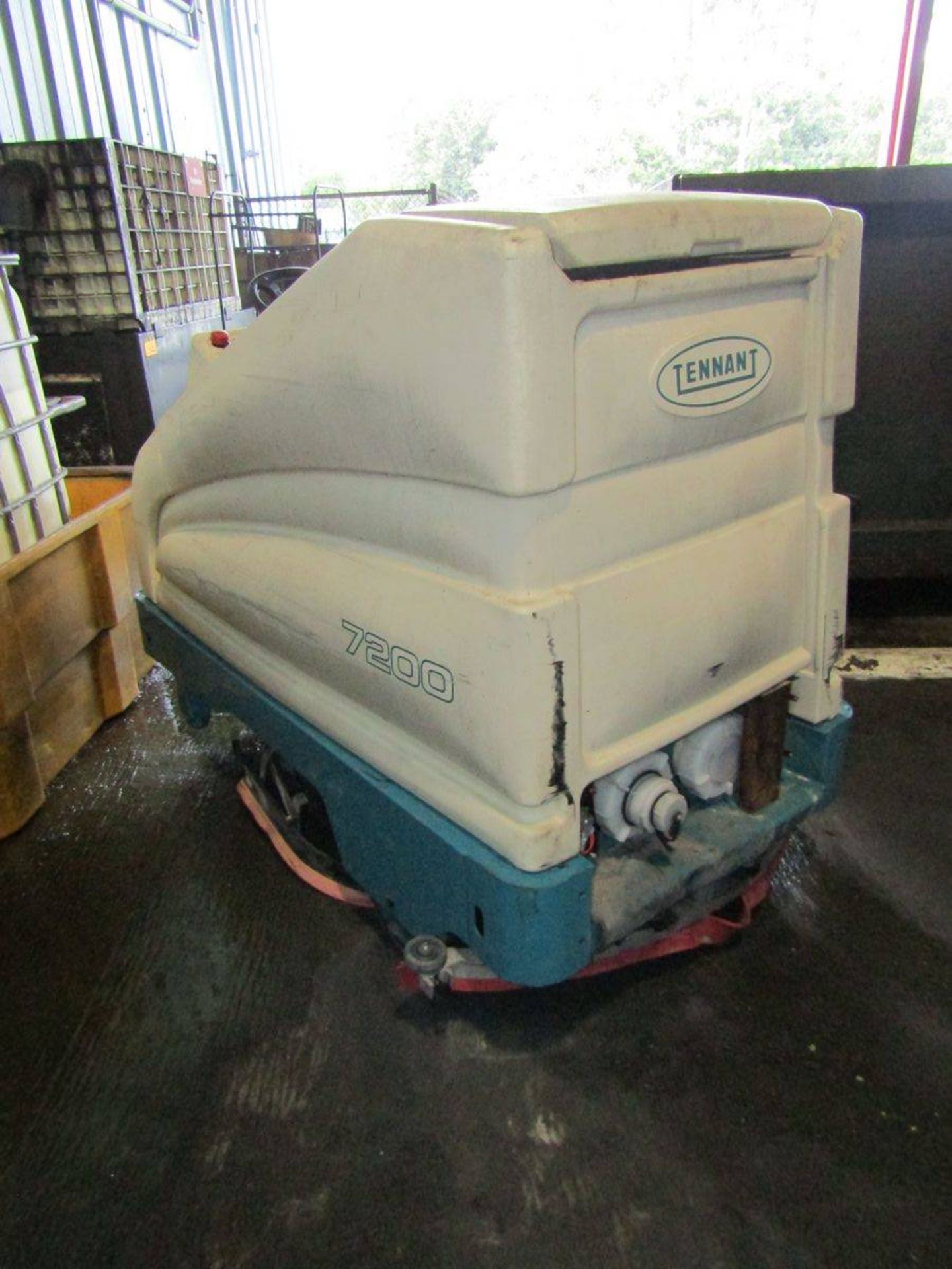 Tennant 7200 Electric Riding Floor Scrubber - Image 5 of 9