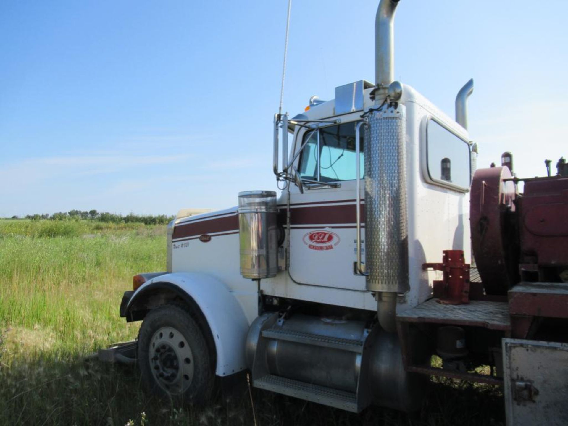 2004 PETERBUILT 378 TANDEM PRESSURE TRUCK - Image 2 of 13