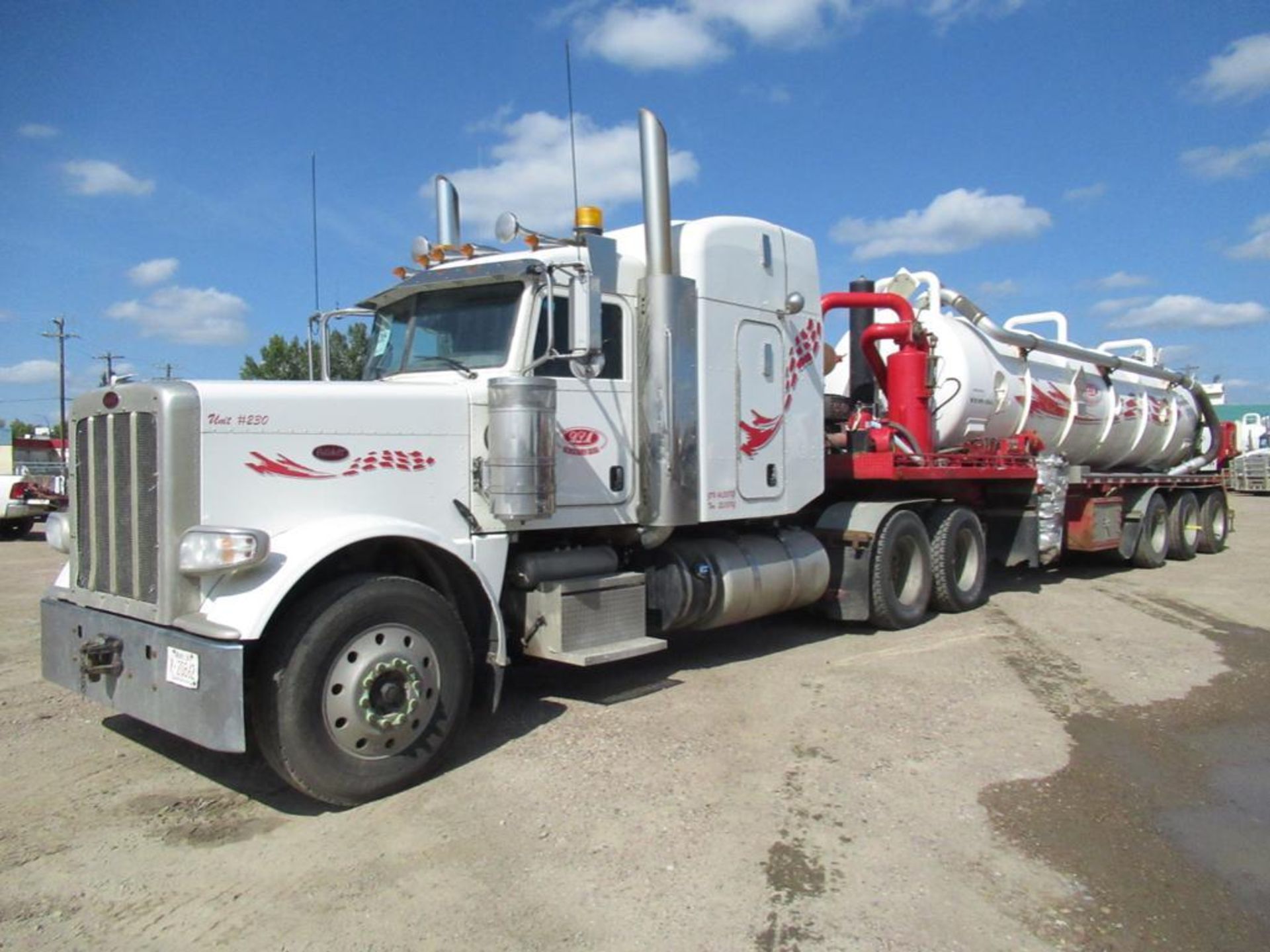 2014 PETERBILT 388 TANDEM SEMIVAC TRUCK