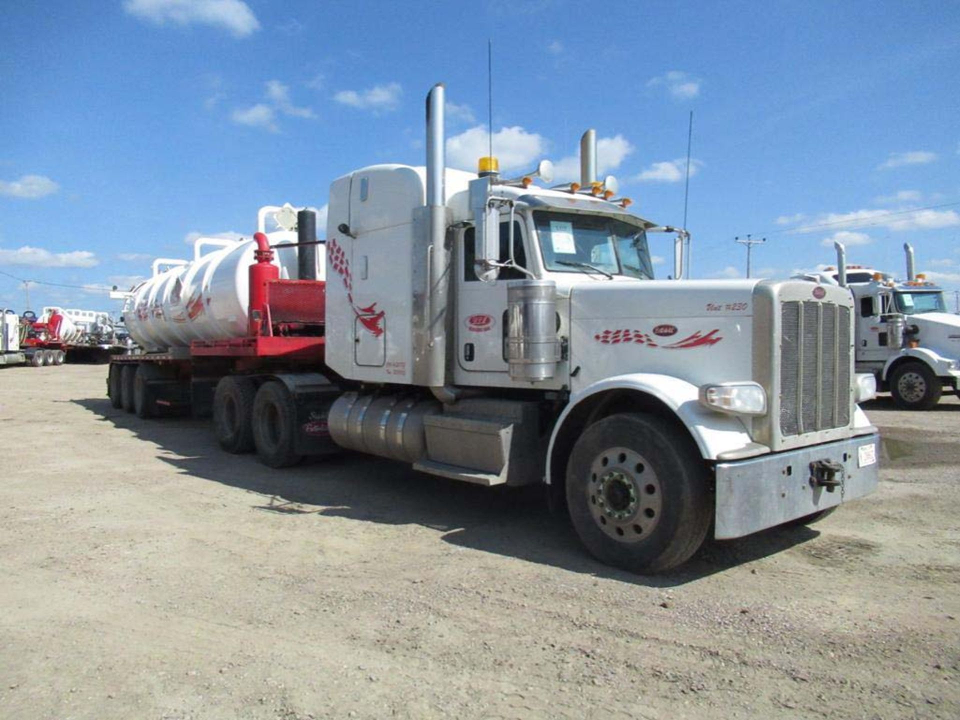 2014 PETERBILT 388 TANDEM SEMIVAC TRUCK - Image 4 of 30