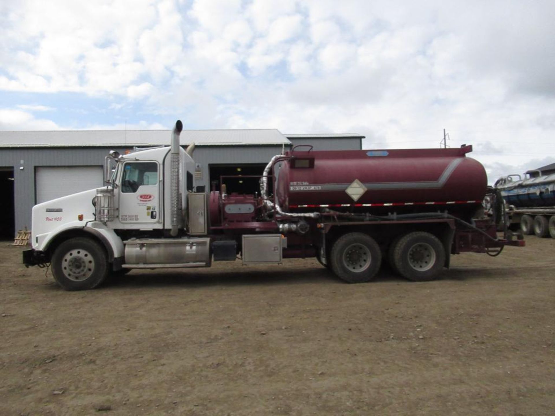 2012 KENWORTH T800 TANDEM PRESSURE TRUCK - Image 2 of 16