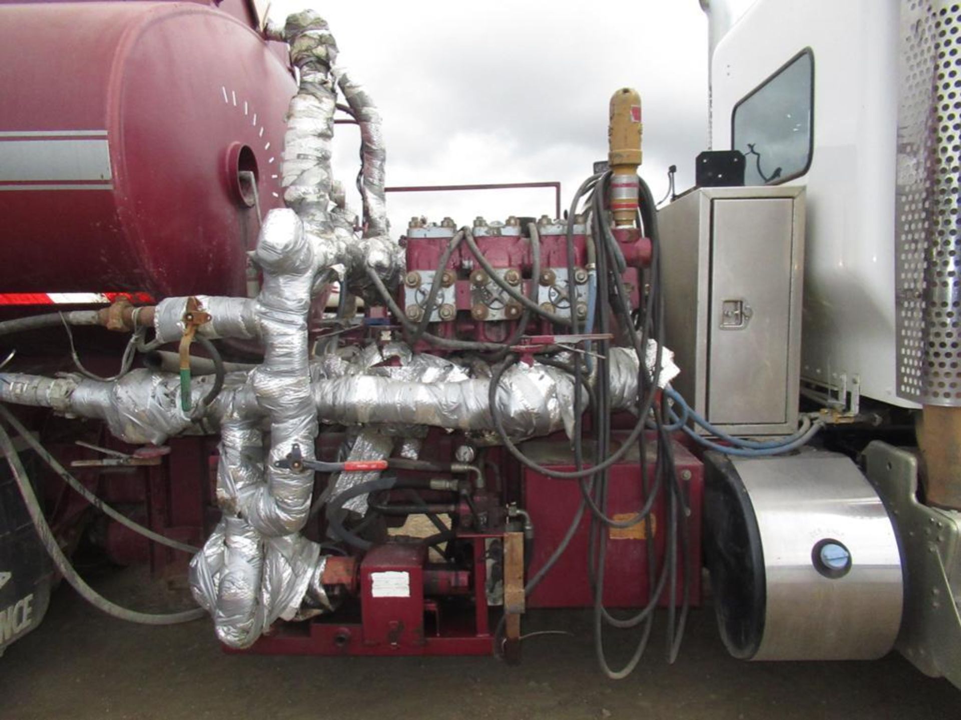 2012 KENWORTH T800 TANDEM PRESSURE TRUCK - Image 12 of 16