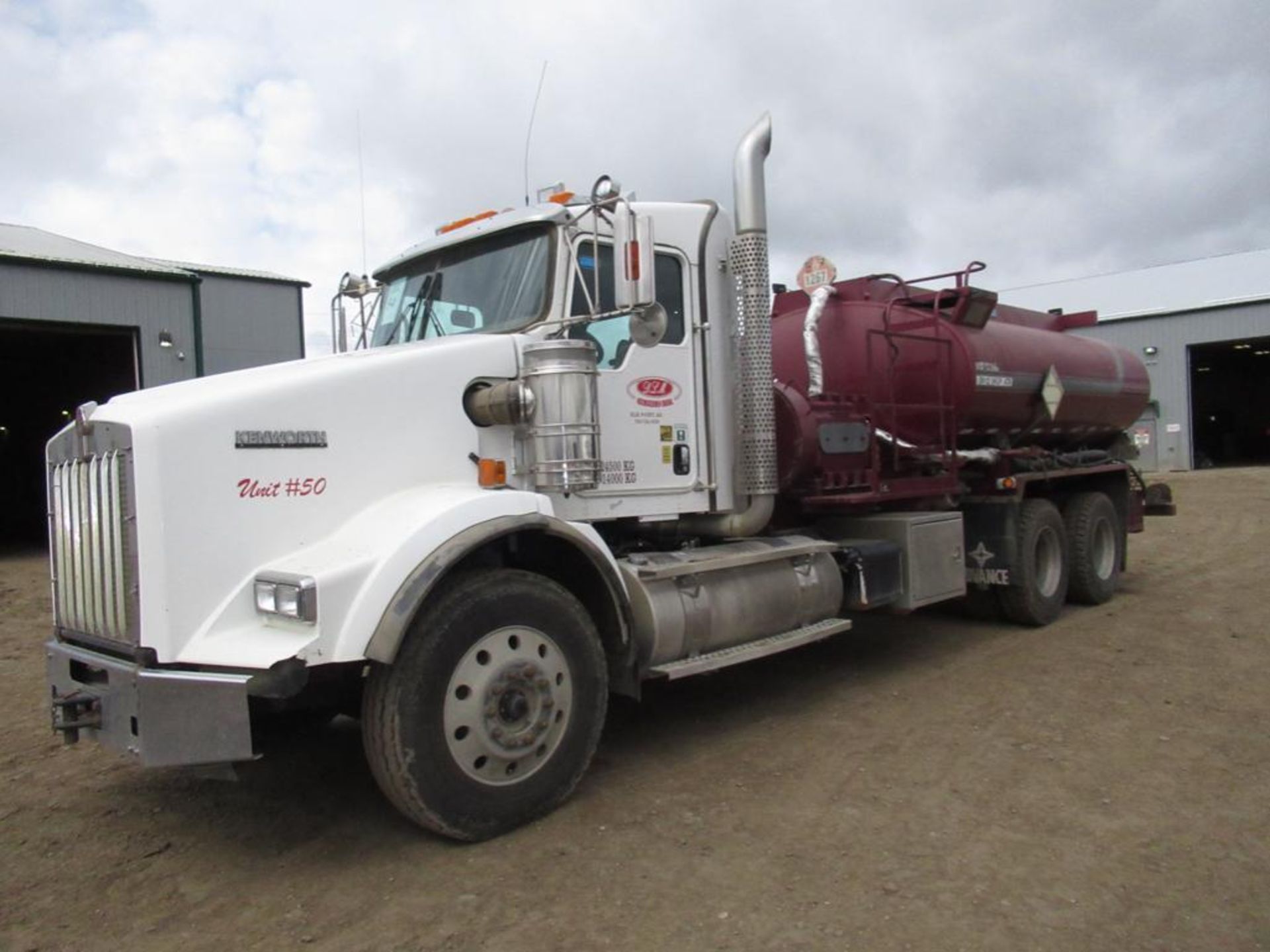 2012 KENWORTH T800 TANDEM PRESSURE TRUCK