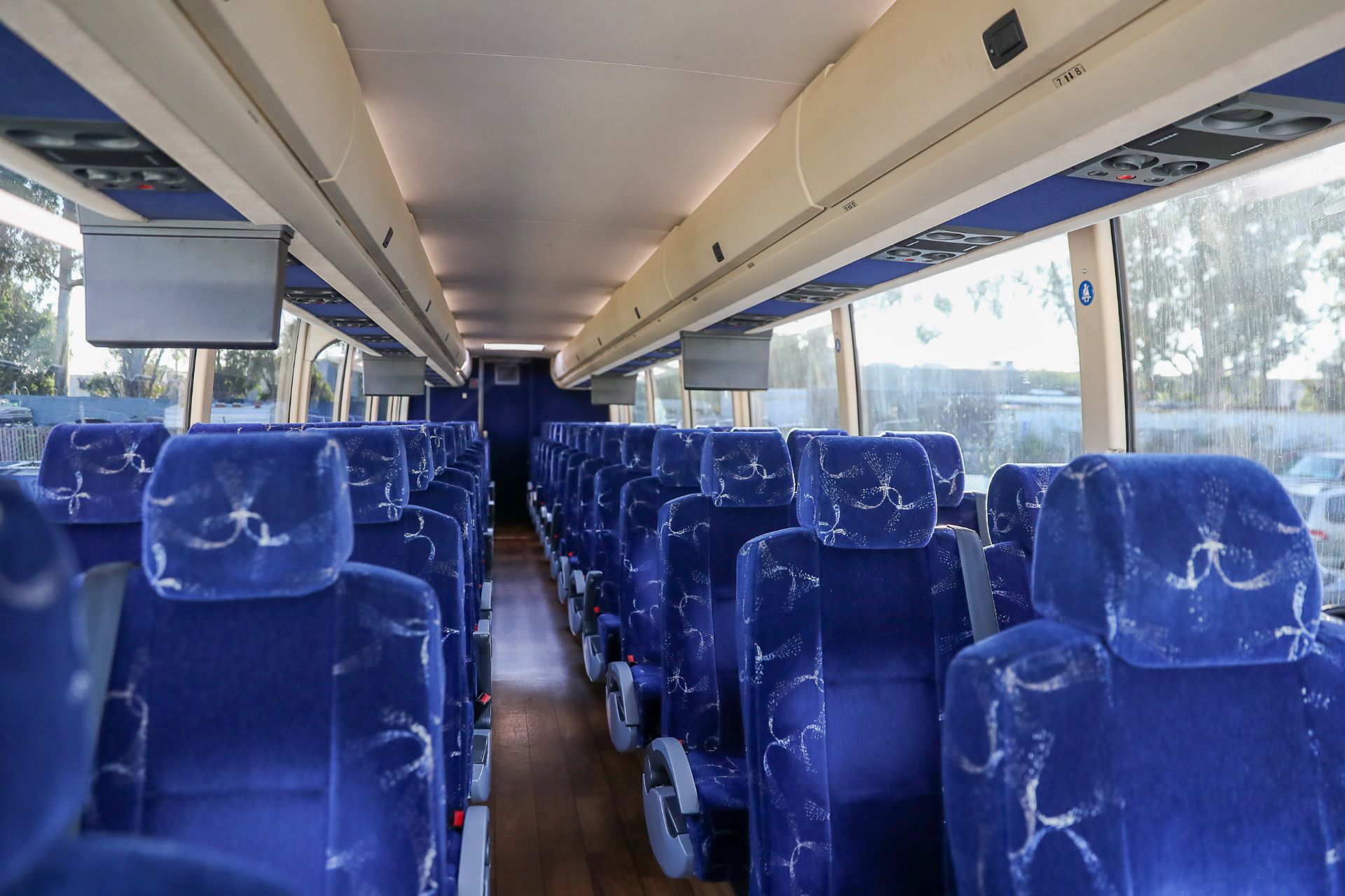 2013 Prevost H3-45 Charter Bus, 56 Seats, Volvo Engine, Allison Transmission - Image 9 of 16