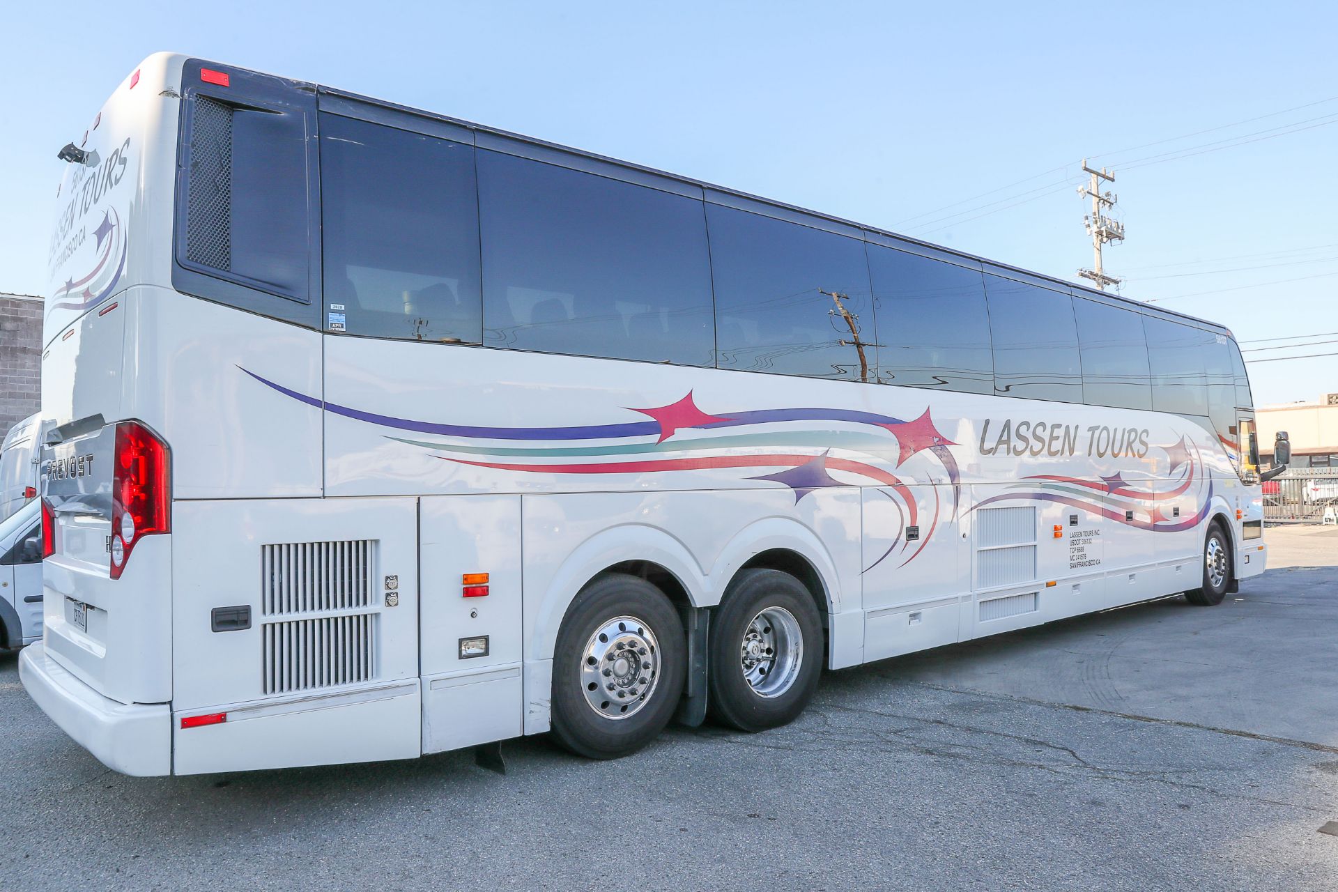 2013 Prevost H3-45 Charter Bus, 56 Seats, Volvo Engine, Allison Transmission - Image 4 of 16