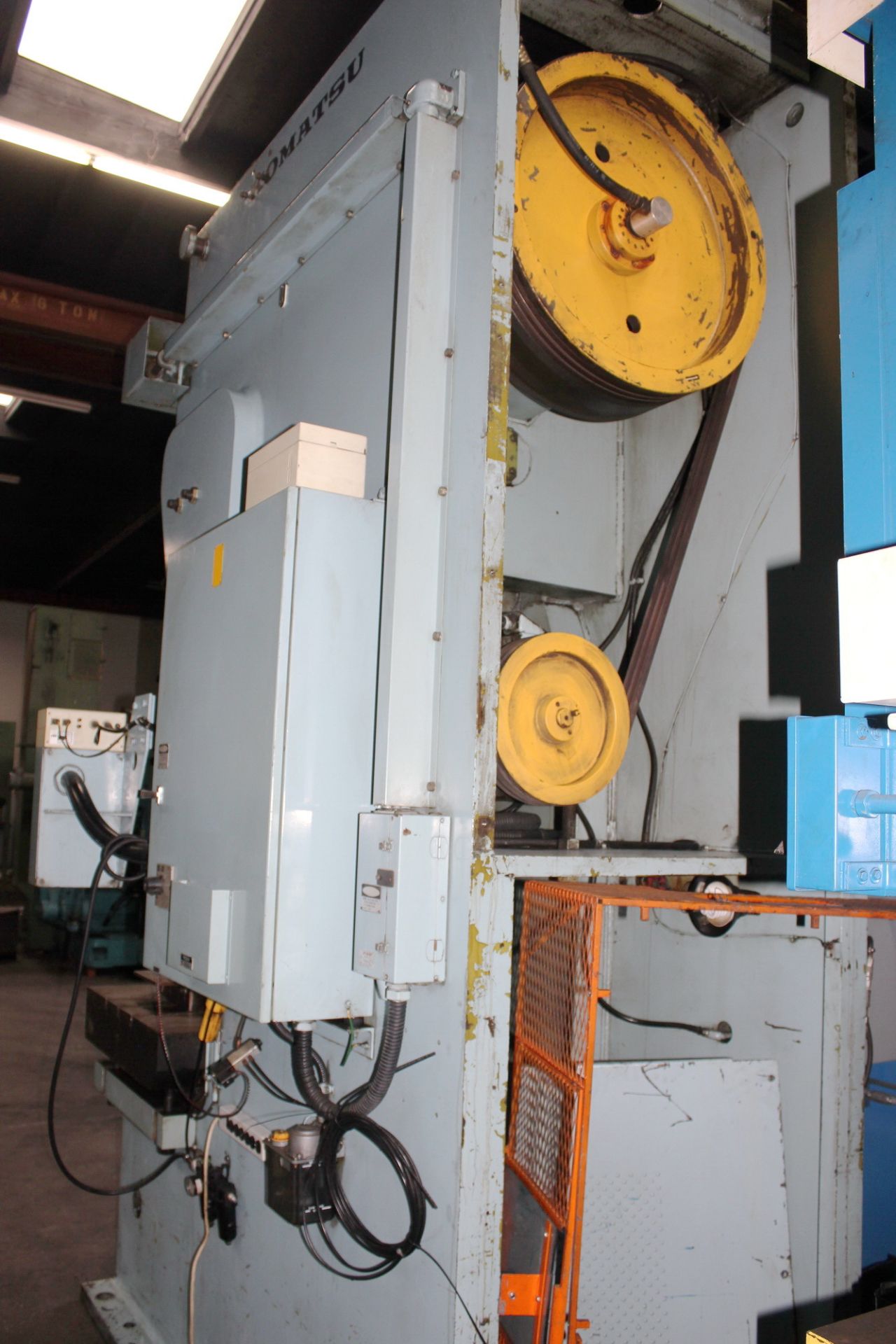 1986 Komatsu Gap Frame Single Crank Punch Press | 220 Ton x 57" x 33", Mdl: OBS200-2, S/N: 10237 - - Image 6 of 21