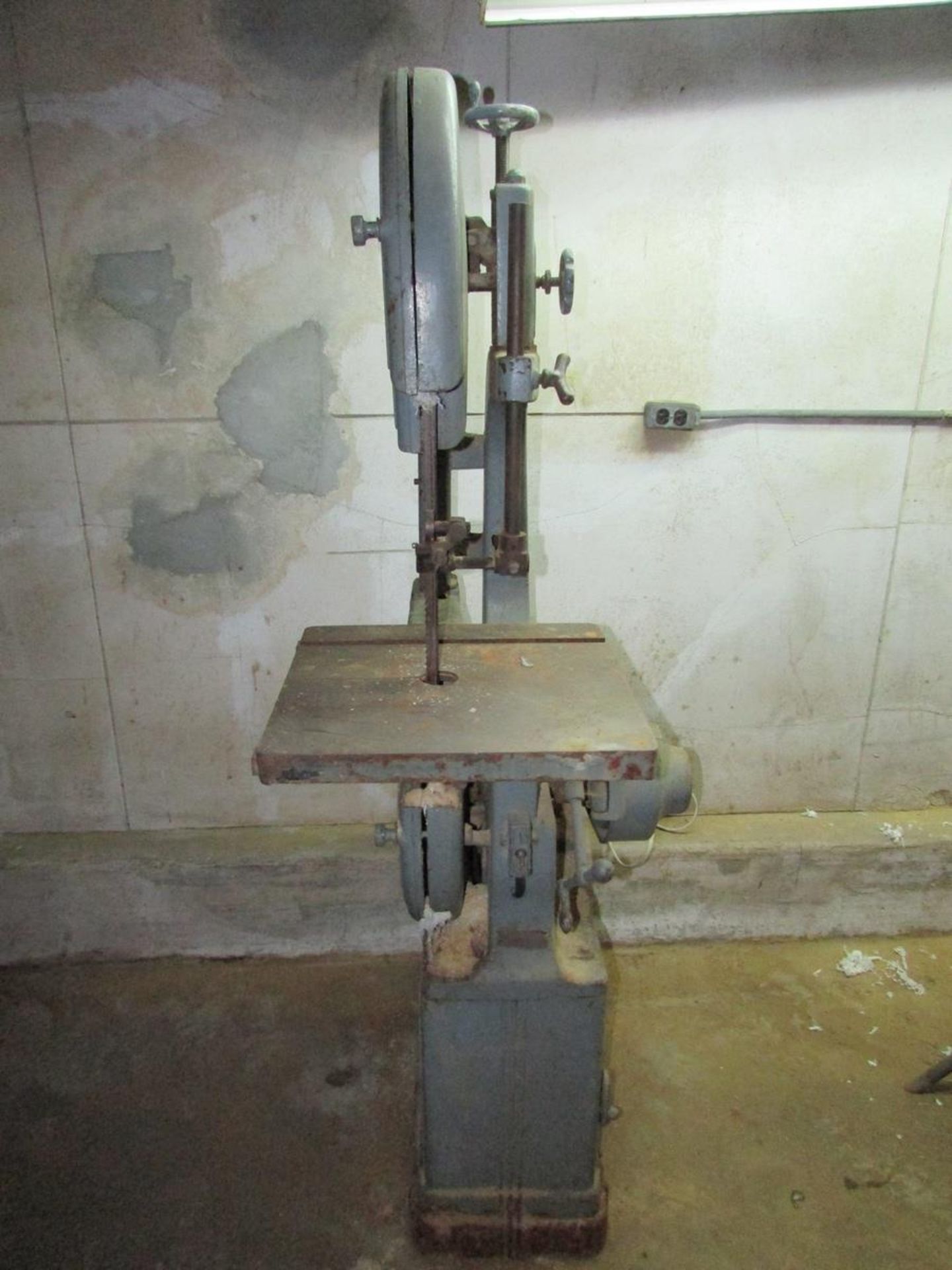 Walker-Turner Vertical Bandsaw, 16" Throat, 18"x17" Adjustable Tilt Table, 115V, S/N: 11356390 - Image 3 of 9