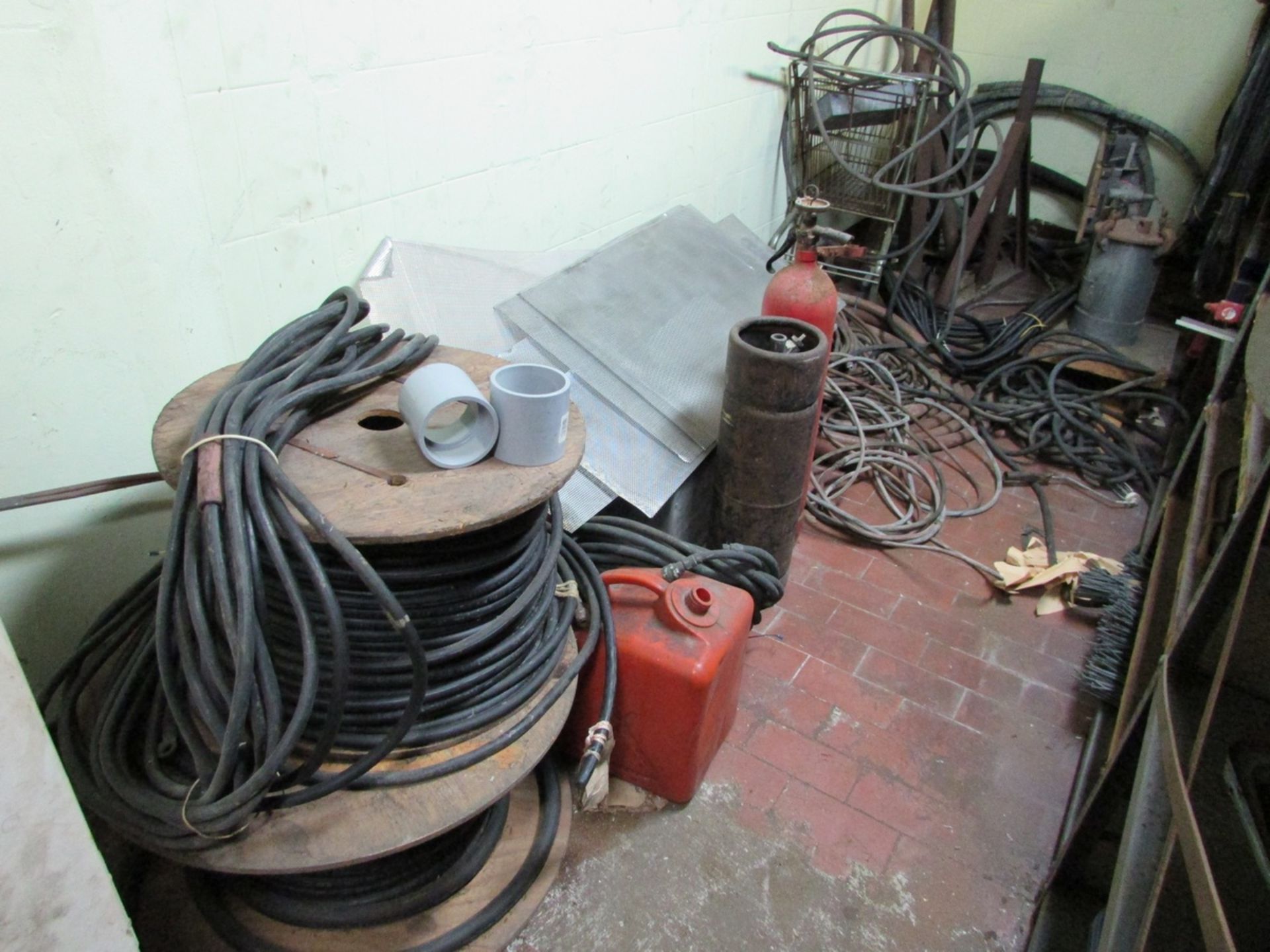 Contents of Tool Room, To Include Adjustable Shelving Units, Assorted Hand Tools, Pipe Wrenches, - Image 22 of 32